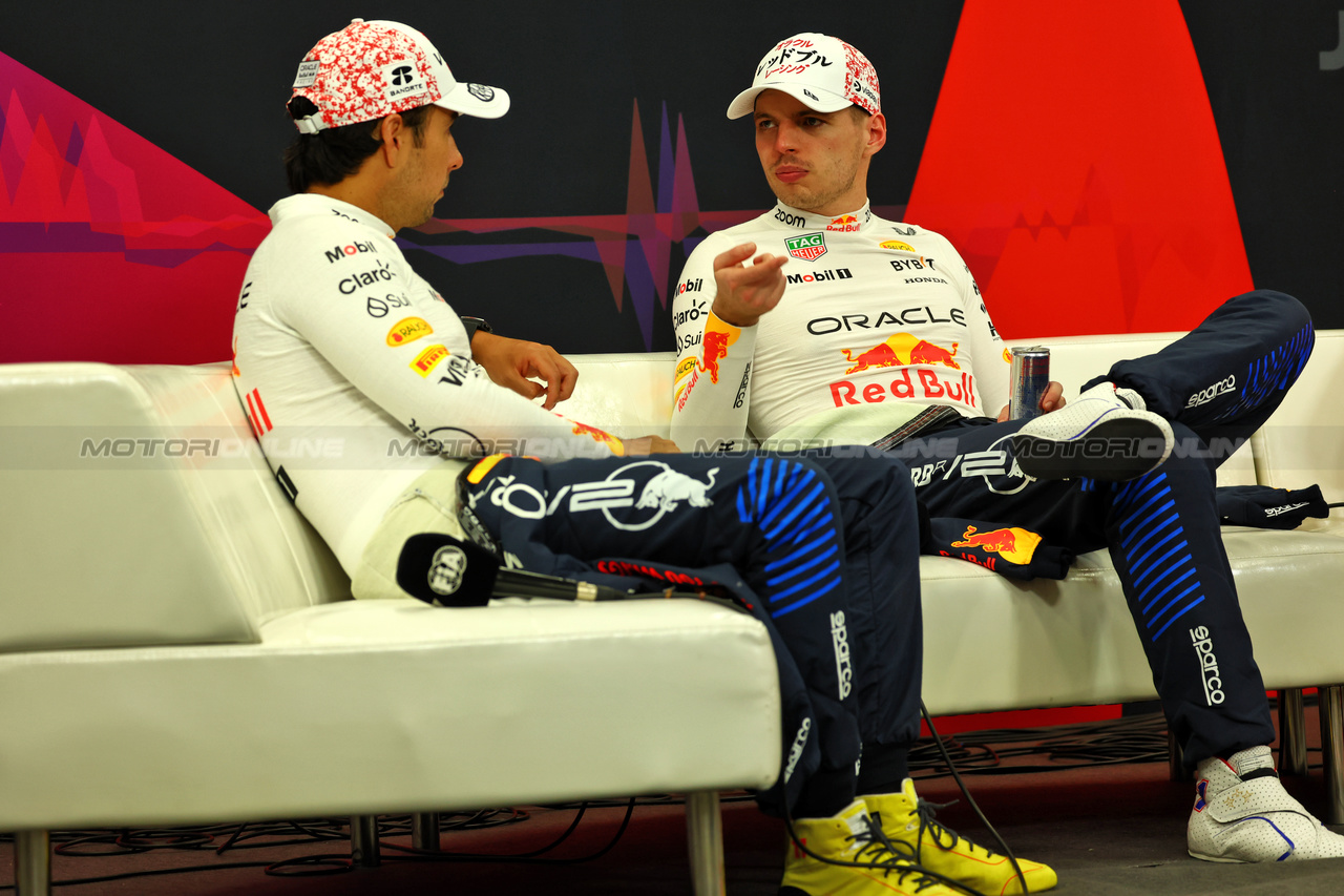 GP GIAPPONE, (L to R): Max Verstappen (NLD) Red Bull Racing e team mate Sergio Perez (MEX) Red Bull Racing, in the post race FIA Press Conference.

07.04.2024. Formula 1 World Championship, Rd 4, Japanese Grand Prix, Suzuka, Japan, Gara Day.

 - www.xpbimages.com, EMail: requests@xpbimages.com © Copyright: Coates / XPB Images