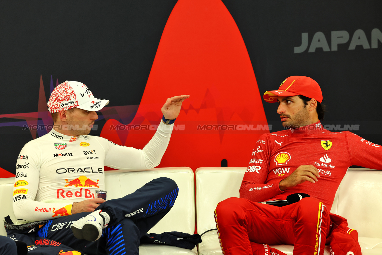 GP GIAPPONE, (L to R): Max Verstappen (NLD) Red Bull Racing e Carlos Sainz Jr (ESP) Ferrari, in the post race FIA Press Conference.

07.04.2024. Formula 1 World Championship, Rd 4, Japanese Grand Prix, Suzuka, Japan, Gara Day.

 - www.xpbimages.com, EMail: requests@xpbimages.com © Copyright: Coates / XPB Images