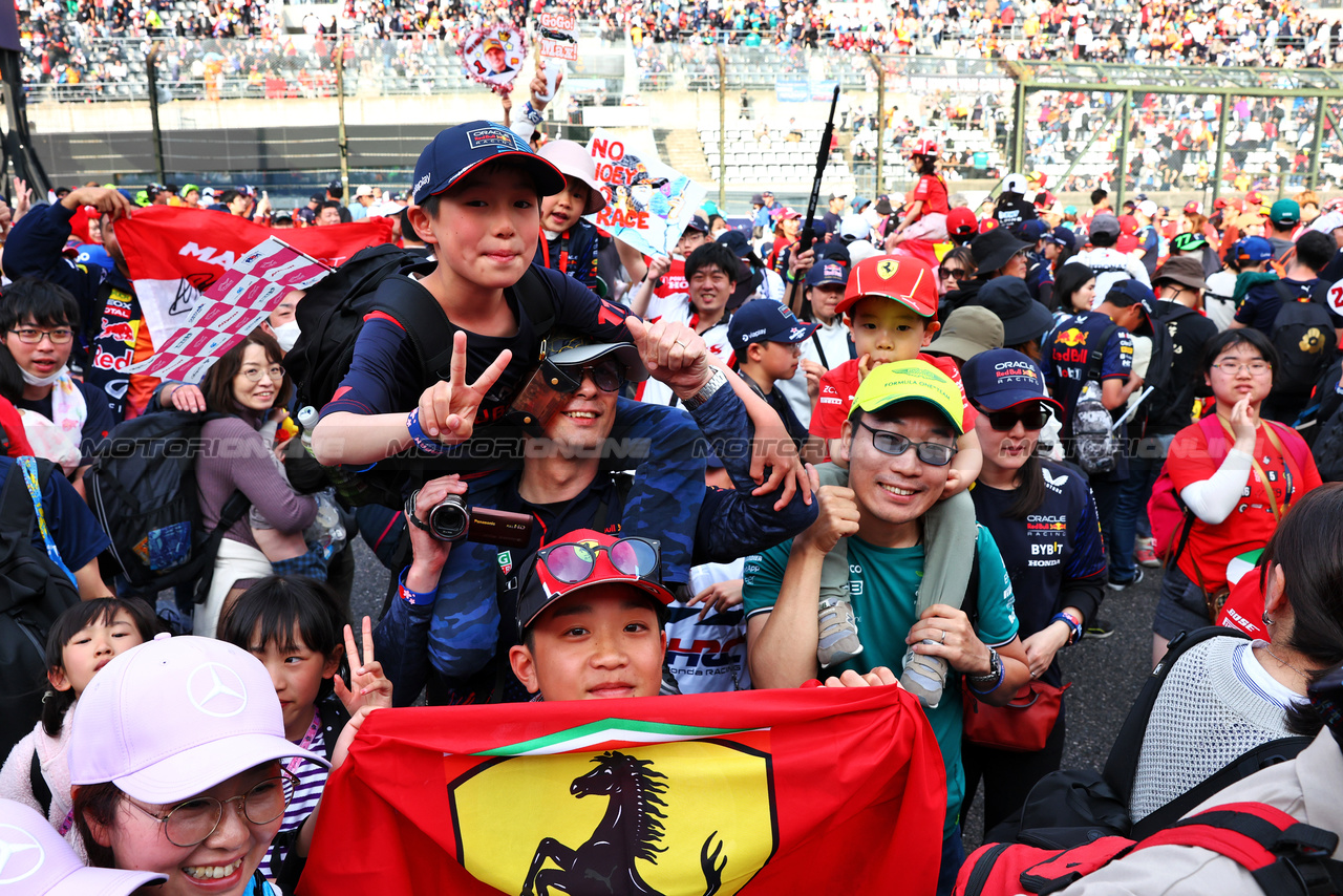 GP GIAPPONE, Circuit Atmosfera - fans at the podium.

07.04.2024. Formula 1 World Championship, Rd 4, Japanese Grand Prix, Suzuka, Japan, Gara Day.

 - www.xpbimages.com, EMail: requests@xpbimages.com © Copyright: Coates / XPB Images