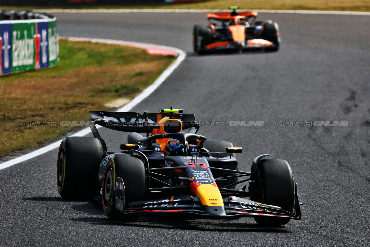 GP GIAPPONE, Sergio Perez (MEX) Red Bull Racing RB20.

07.04.2024. Formula 1 World Championship, Rd 4, Japanese Grand Prix, Suzuka, Japan, Gara Day.

 - www.xpbimages.com, EMail: requests@xpbimages.com © Copyright: Coates / XPB Images
