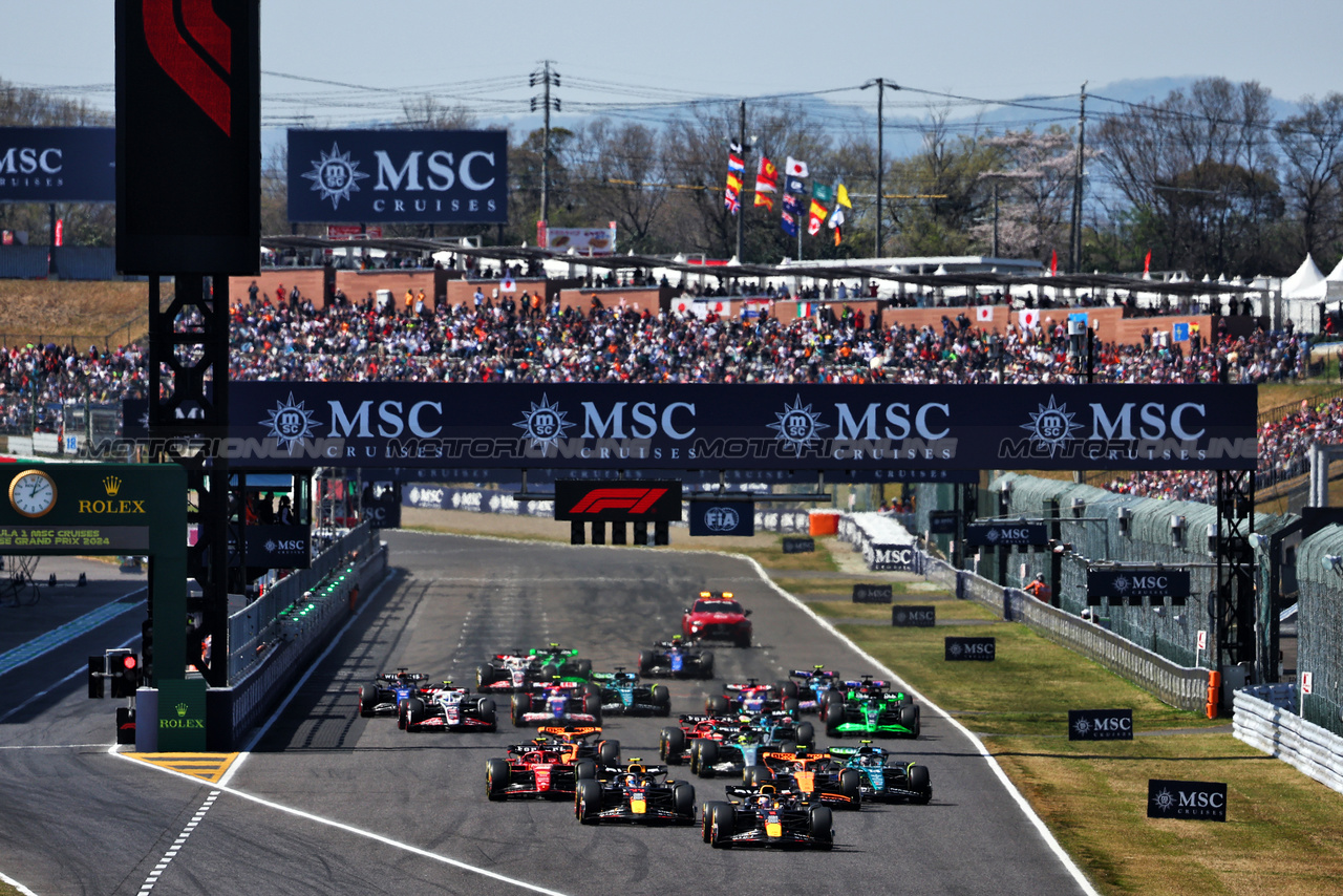 GP GIAPPONE, Max Verstappen (NLD) Red Bull Racing RB20 davanti a at the partenza of the race.

07.04.2024. Formula 1 World Championship, Rd 4, Japanese Grand Prix, Suzuka, Japan, Gara Day.

- www.xpbimages.com, EMail: requests@xpbimages.com © Copyright: Batchelor / XPB Images