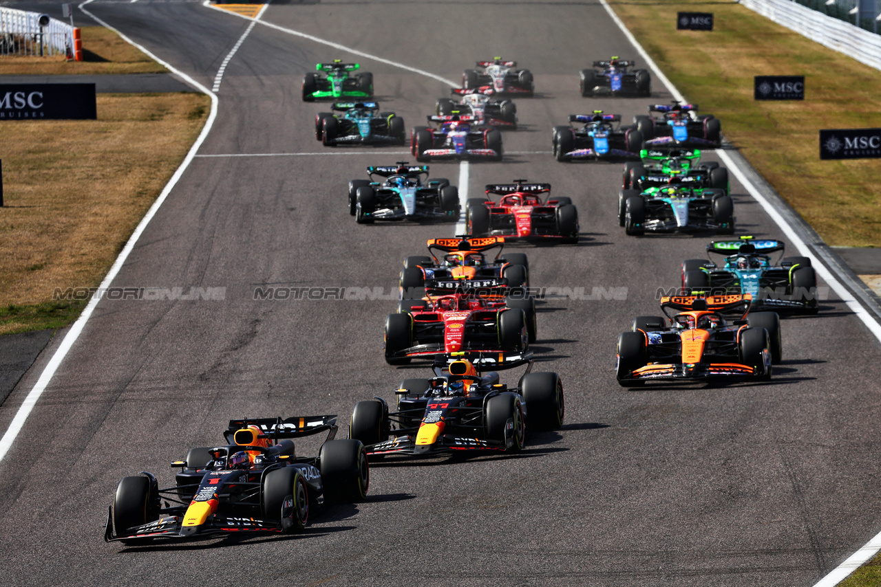 GP GIAPPONE, Max Verstappen (NLD) Red Bull Racing RB20 davanti a at the repartenza of the race.

07.04.2024. Formula 1 World Championship, Rd 4, Japanese Grand Prix, Suzuka, Japan, Gara Day.

- www.xpbimages.com, EMail: requests@xpbimages.com © Copyright: Batchelor / XPB Images