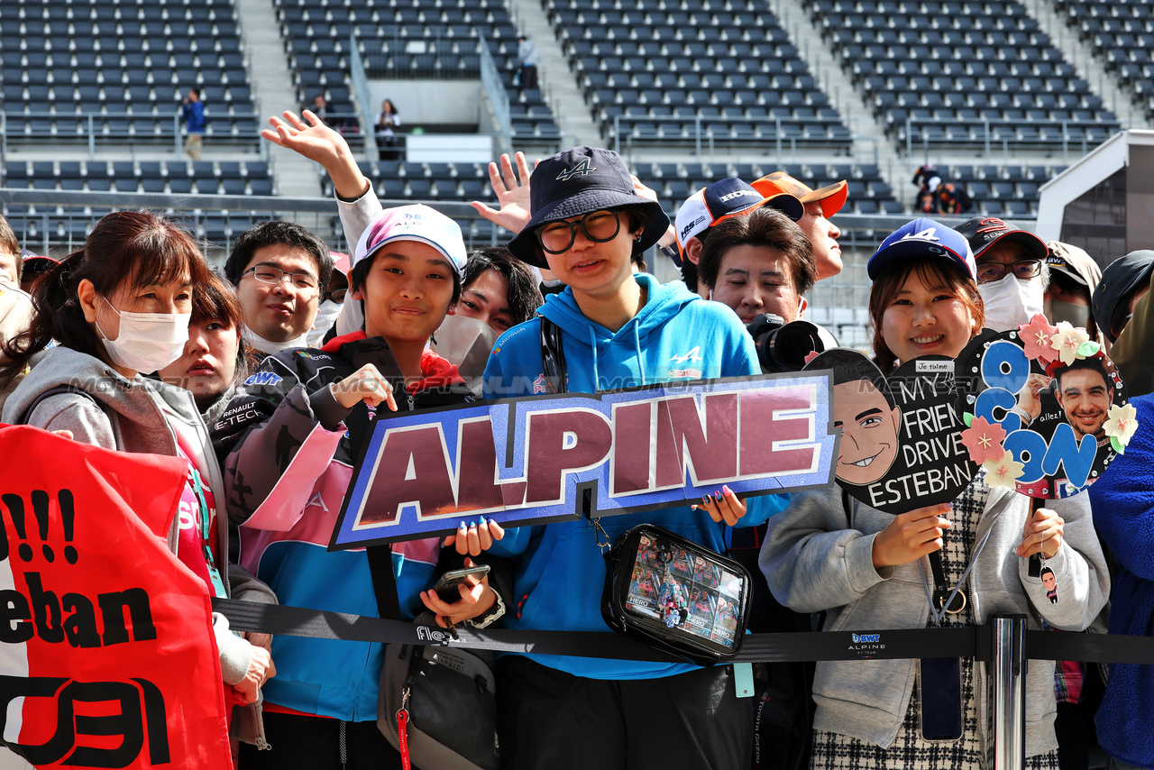 GP GIAPPONE, Circuit Atmosfera - Alpine F1 Team fans.

04.04.2024. Formula 1 World Championship, Rd 4, Japanese Grand Prix, Suzuka, Japan, Preparation Day.

- www.xpbimages.com, EMail: requests@xpbimages.com © Copyright: Moy / XPB Images