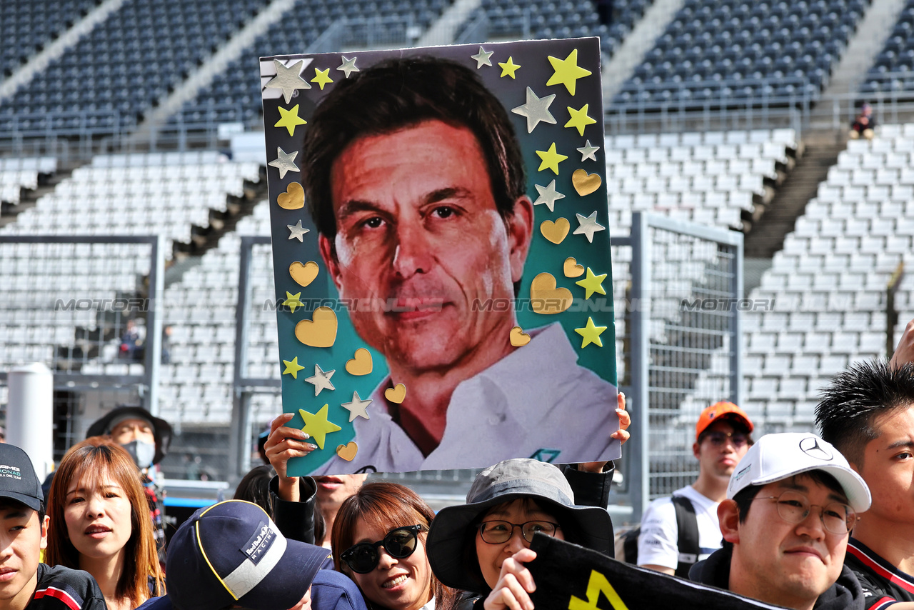 GP GIAPPONE, Circuit Atmosfera - Toto Wolff (GER) Mercedes AMG F1 Shareholder e Executive Director fans.

04.04.2024. Formula 1 World Championship, Rd 4, Japanese Grand Prix, Suzuka, Japan, Preparation Day.

- www.xpbimages.com, EMail: requests@xpbimages.com © Copyright: Moy / XPB Images