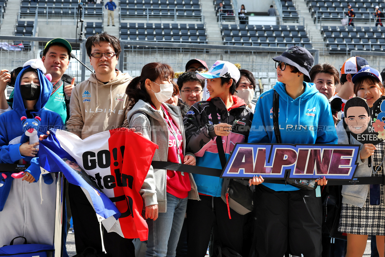 GP GIAPPONE, Circuit Atmosfera - Alpine F1 Team fans.

04.04.2024. Formula 1 World Championship, Rd 4, Japanese Grand Prix, Suzuka, Japan, Preparation Day.

- www.xpbimages.com, EMail: requests@xpbimages.com © Copyright: Moy / XPB Images