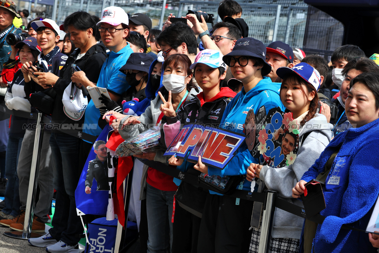 GP GIAPPONE, Circuit Atmosfera - Alpine F1 Team fans.

04.04.2024. Formula 1 World Championship, Rd 4, Japanese Grand Prix, Suzuka, Japan, Preparation Day.

- www.xpbimages.com, EMail: requests@xpbimages.com © Copyright: Moy / XPB Images