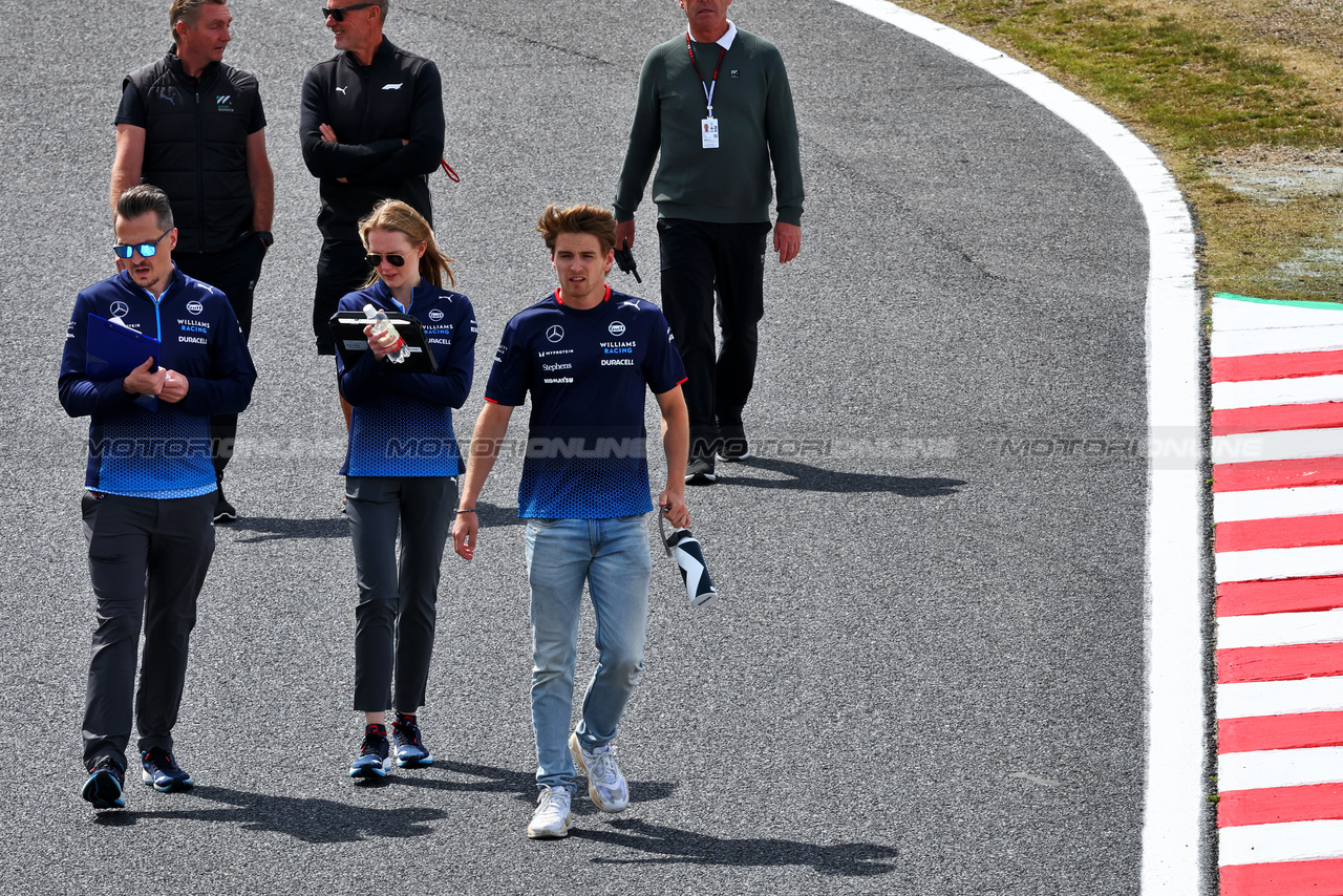 GP GIAPPONE, Logan Sargeant (USA) Williams Racing walks the circuit with Gaetan Jego, Williams Racing Gara Engineer e Elizabeth Wood Boyer (GBR) Williams Racing Performance Engineer.

04.04.2024. Formula 1 World Championship, Rd 4, Japanese Grand Prix, Suzuka, Japan, Preparation Day.

- www.xpbimages.com, EMail: requests@xpbimages.com © Copyright: Batchelor / XPB Images