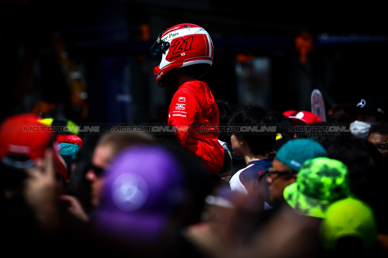GP GIAPPONE, Fan in the pitlane
04.04.2024. Formula 1 World Championship, Rd 4, Japanese Grand Prix, Suzuka, Japan, Preparation Day.
- www.xpbimages.com, EMail: requests@xpbimages.com © Copyright: Charniaux / XPB Images
