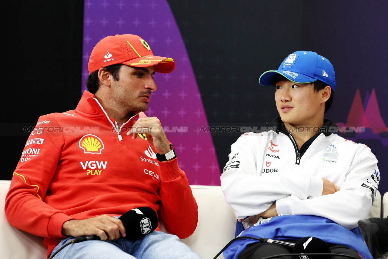 GP GIAPPONE, (L to R): Carlos Sainz Jr (ESP) Ferrari e Yuki Tsunoda (JPN) RB in the FIA Press Conference.

04.04.2024. Formula 1 World Championship, Rd 4, Japanese Grand Prix, Suzuka, Japan, Preparation Day.

- www.xpbimages.com, EMail: requests@xpbimages.com © Copyright: Moy / XPB Images