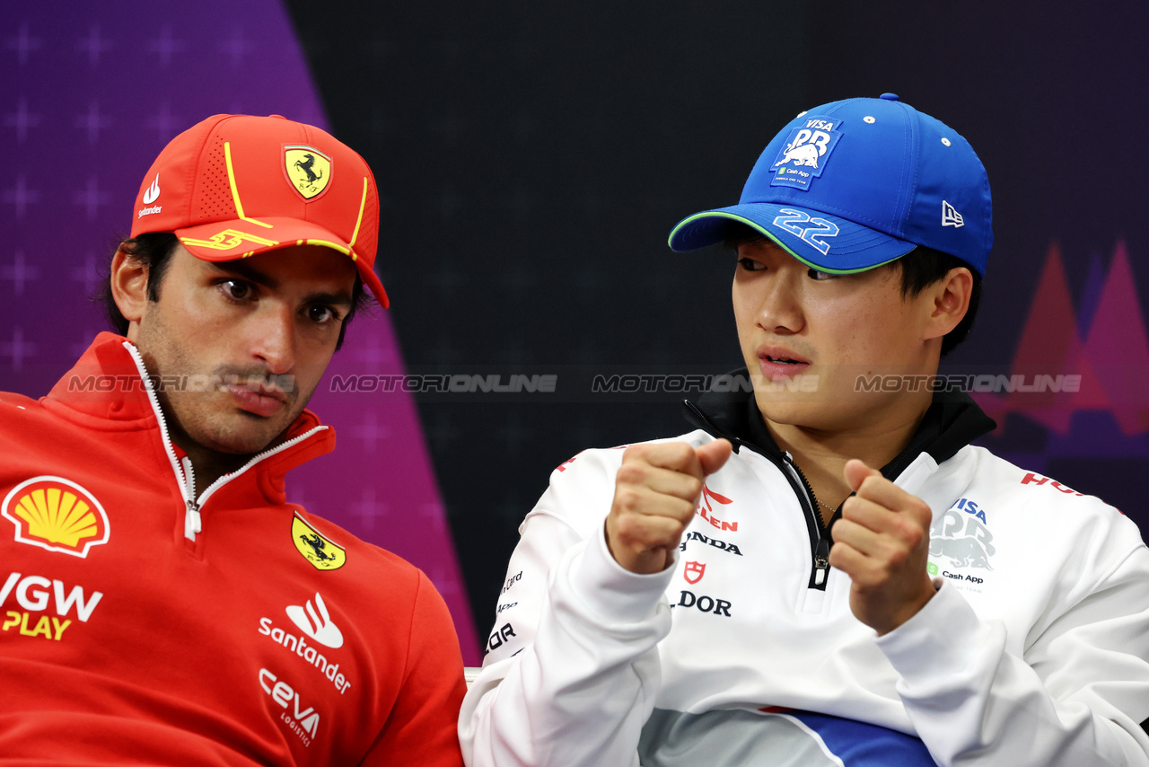 GP GIAPPONE, (L to R): Carlos Sainz Jr (ESP) Ferrari e Yuki Tsunoda (JPN) RB in the FIA Press Conference.

04.04.2024. Formula 1 World Championship, Rd 4, Japanese Grand Prix, Suzuka, Japan, Preparation Day.

- www.xpbimages.com, EMail: requests@xpbimages.com © Copyright: Moy / XPB Images