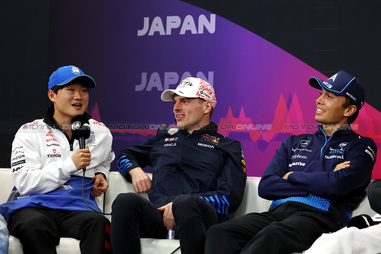 GP GIAPPONE, (L to R): Yuki Tsunoda (JPN) RB; Max Verstappen (NLD) Red Bull Racing; e Alexander Albon (THA) Williams Racing, in the FIA Press Conference.

04.04.2024. Formula 1 World Championship, Rd 4, Japanese Grand Prix, Suzuka, Japan, Preparation Day.

- www.xpbimages.com, EMail: requests@xpbimages.com © Copyright: Moy / XPB Images