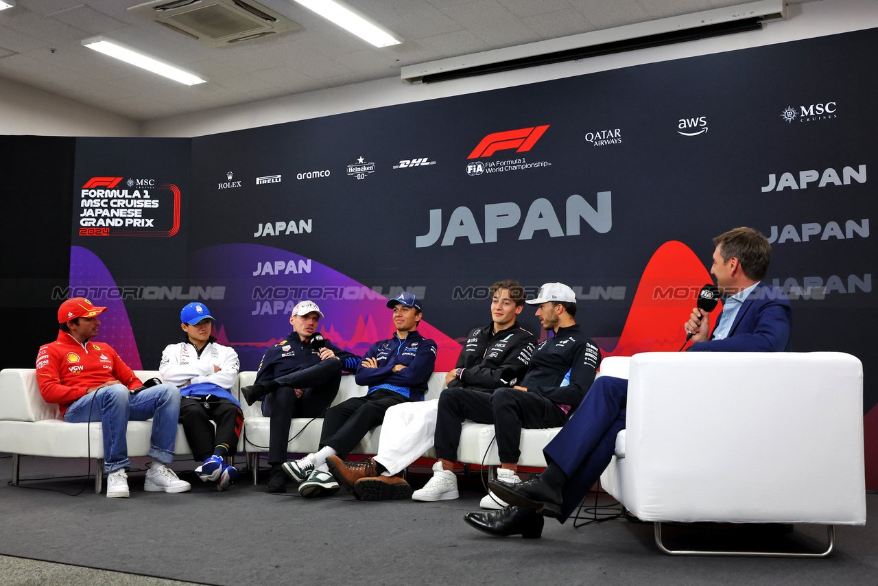 GP GIAPPONE, (L to R): Carlos Sainz Jr (ESP) Ferrari; Yuki Tsunoda (JPN) RB; Max Verstappen (NLD) Red Bull Racing; Alexander Albon (THA) Williams Racing; George Russell (GBR) Mercedes AMG F1; Pierre Gasly (FRA) Alpine F1 Team; e Tom Clarkson (GBR) Journalist, in the FIA Press Conference.

04.04.2024. Formula 1 World Championship, Rd 4, Japanese Grand Prix, Suzuka, Japan, Preparation Day.

- www.xpbimages.com, EMail: requests@xpbimages.com © Copyright: Moy / XPB Images