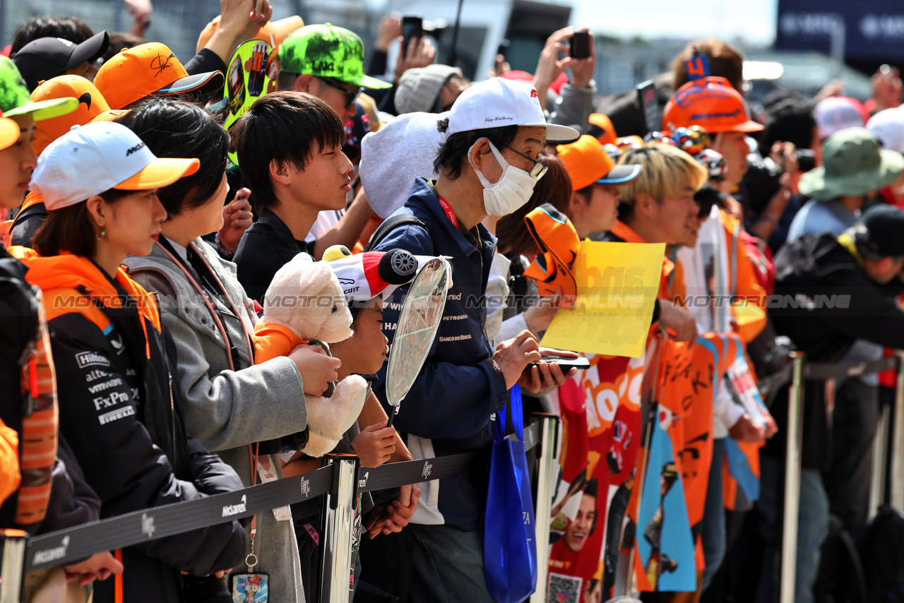GP GIAPPONE, Circuit Atmosfera - McLaren fans.

04.04.2024. Formula 1 World Championship, Rd 4, Japanese Grand Prix, Suzuka, Japan, Preparation Day.

- www.xpbimages.com, EMail: requests@xpbimages.com © Copyright: Moy / XPB Images