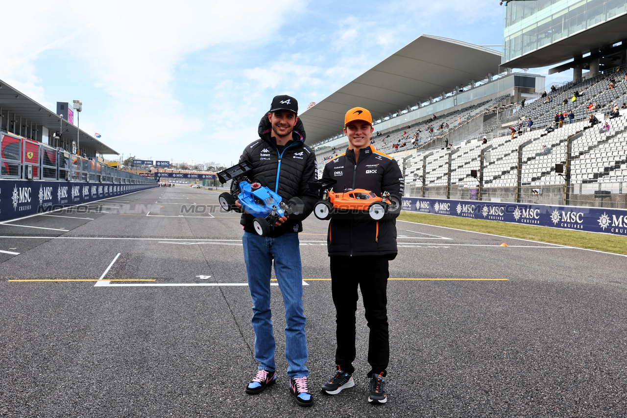 GP GIAPPONE, (L to R): Esteban Ocon (FRA) Alpine F1 Team e Oscar Piastri (AUS) McLaren - radio controlled cars.

04.04.2024. Formula 1 World Championship, Rd 4, Japanese Grand Prix, Suzuka, Japan, Preparation Day.

- www.xpbimages.com, EMail: requests@xpbimages.com © Copyright: Moy / XPB Images