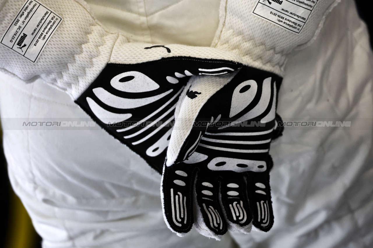 GP GIAPPONE, Logan Sargeant (USA) Williams Racing - racing gloves.

06.04.2024. Formula 1 World Championship, Rd 4, Japanese Grand Prix, Suzuka, Japan, Qualifiche Day.

- www.xpbimages.com, EMail: requests@xpbimages.com © Copyright: Batchelor / XPB Images