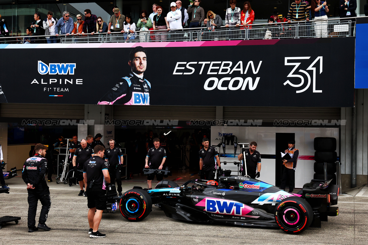 GP GIAPPONE, Esteban Ocon (FRA) Alpine F1 Team A524 in the pits.

06.04.2024. Formula 1 World Championship, Rd 4, Japanese Grand Prix, Suzuka, Japan, Qualifiche Day.

- www.xpbimages.com, EMail: requests@xpbimages.com © Copyright: Batchelor / XPB Images