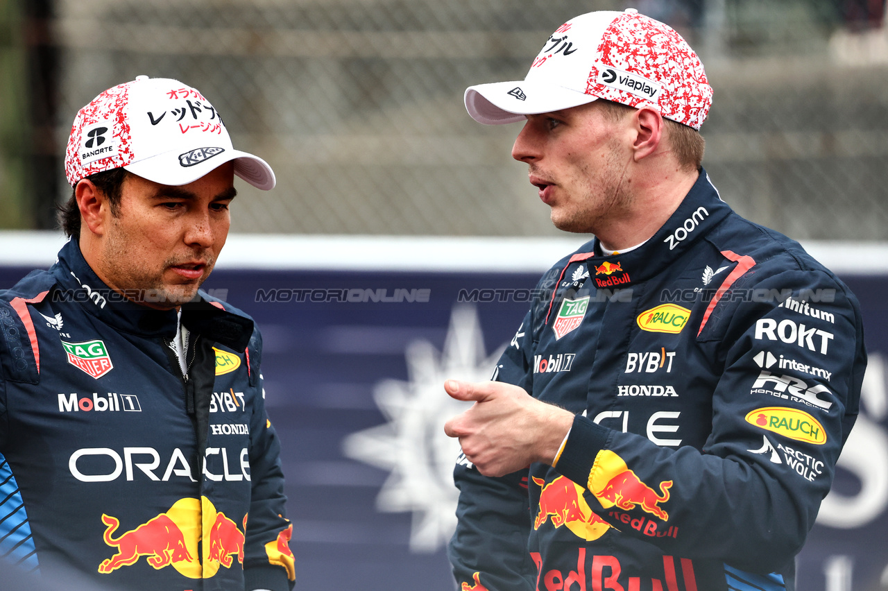 GP GIAPPONE, Sergio Perez (MEX), Red Bull Racing e Max Verstappen (NLD), Red Bull Racing 
06.04.2024. Formula 1 World Championship, Rd 4, Japanese Grand Prix, Suzuka, Japan, Qualifiche Day.
- www.xpbimages.com, EMail: requests@xpbimages.com © Copyright: Charniaux / XPB Images