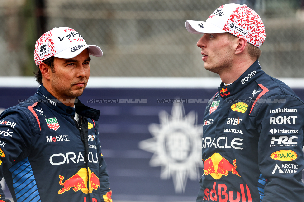 GP GIAPPONE, Sergio Perez (MEX), Red Bull Racing e Max Verstappen (NLD), Red Bull Racing 
06.04.2024. Formula 1 World Championship, Rd 4, Japanese Grand Prix, Suzuka, Japan, Qualifiche Day.
- www.xpbimages.com, EMail: requests@xpbimages.com © Copyright: Charniaux / XPB Images