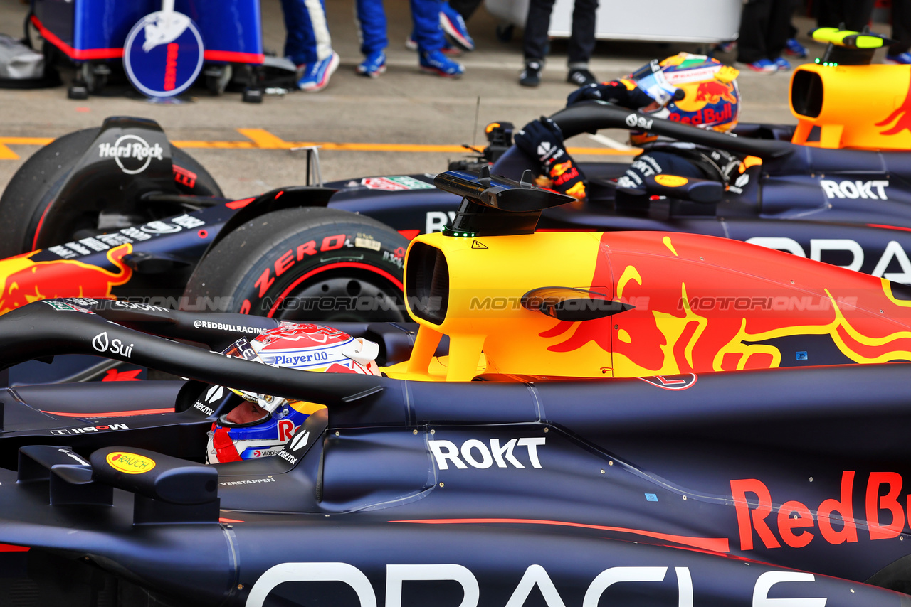 GP GIAPPONE, Pole sitter Max Verstappen (NLD) Red Bull Racing RB20 e team mate Sergio Perez (MEX) Red Bull Racing RB20 in qualifying parc ferme.

06.04.2024. Formula 1 World Championship, Rd 4, Japanese Grand Prix, Suzuka, Japan, Qualifiche Day.

- www.xpbimages.com, EMail: requests@xpbimages.com © Copyright: Batchelor / XPB Images