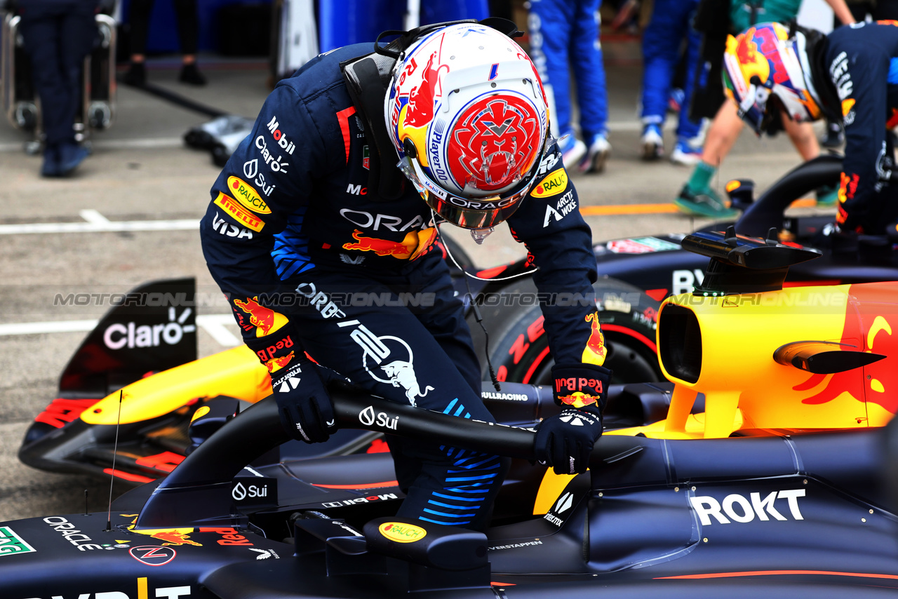 GP GIAPPONE, Pole sitter Max Verstappen (NLD) Red Bull Racing RB20 in qualifying parc ferme.

06.04.2024. Formula 1 World Championship, Rd 4, Japanese Grand Prix, Suzuka, Japan, Qualifiche Day.

- www.xpbimages.com, EMail: requests@xpbimages.com © Copyright: Batchelor / XPB Images