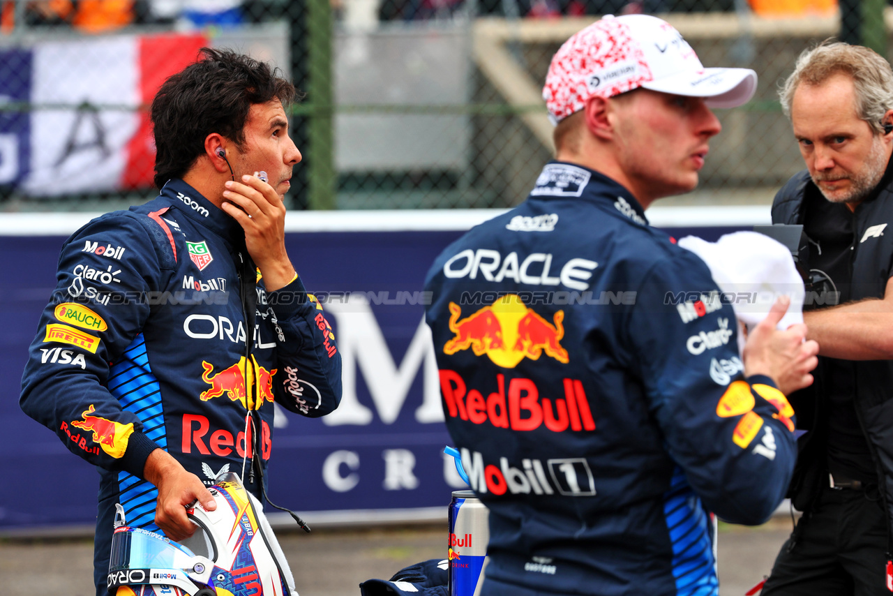 GP GIAPPONE, Sergio Perez (MEX) Red Bull Racing e team mate Max Verstappen (NLD) Red Bull Racing in qualifying parc ferme.

06.04.2024. Formula 1 World Championship, Rd 4, Japanese Grand Prix, Suzuka, Japan, Qualifiche Day.

- www.xpbimages.com, EMail: requests@xpbimages.com © Copyright: Batchelor / XPB Images