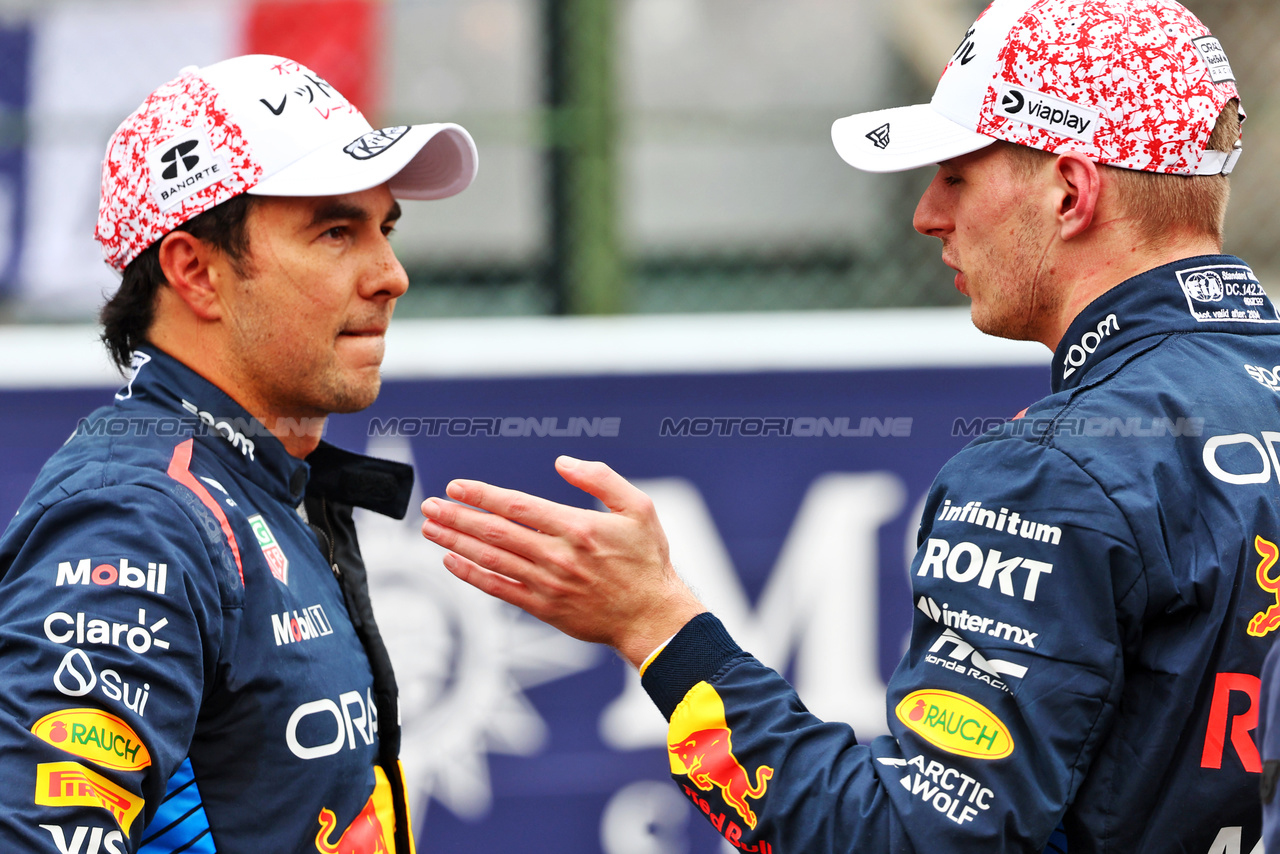 GP GIAPPONE, (L to R): Second placed Sergio Perez (MEX) Red Bull Racing with team mate e pole sitter Max Verstappen (NLD) Red Bull Racing in qualifying parc ferme.

06.04.2024. Formula 1 World Championship, Rd 4, Japanese Grand Prix, Suzuka, Japan, Qualifiche Day.

- www.xpbimages.com, EMail: requests@xpbimages.com © Copyright: Batchelor / XPB Images