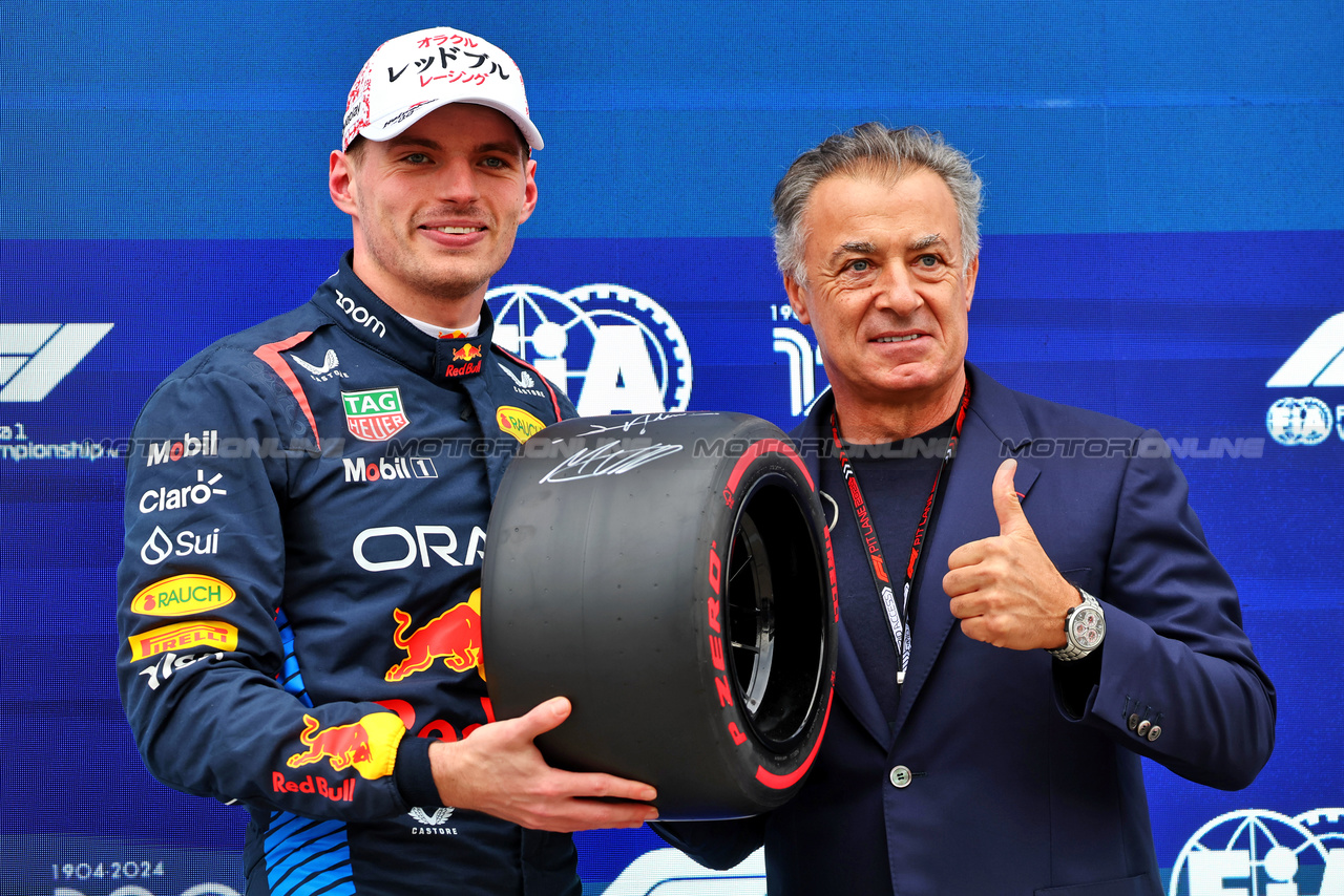 GP GIAPPONE, (L to R): Max Verstappen (NLD) Red Bull Racing receives the Pirelli Pole Position Award from Jean Alesi (FRA) in qualifying parc ferme.

06.04.2024. Formula 1 World Championship, Rd 4, Japanese Grand Prix, Suzuka, Japan, Qualifiche Day.

- www.xpbimages.com, EMail: requests@xpbimages.com © Copyright: Batchelor / XPB Images