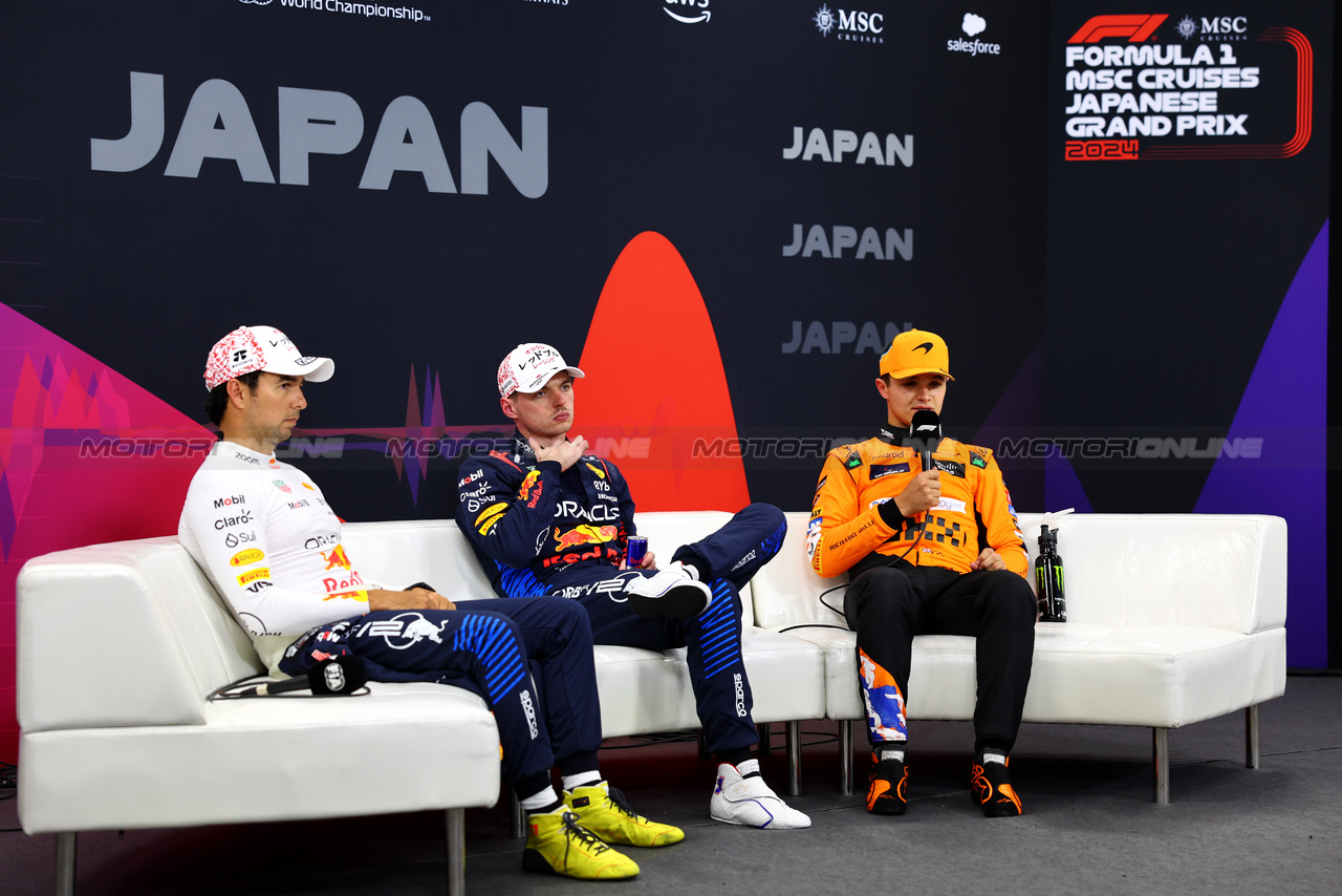 GP GIAPPONE, (L to R): Sergio Perez (MEX) Red Bull Racing; Max Verstappen (NLD) Red Bull Racing; e Lando Norris (GBR) McLaren, in the post qualifying FIA Press Conference.

06.04.2024. Formula 1 World Championship, Rd 4, Japanese Grand Prix, Suzuka, Japan, Qualifiche Day.

- www.xpbimages.com, EMail: requests@xpbimages.com © Copyright: Batchelor / XPB Images