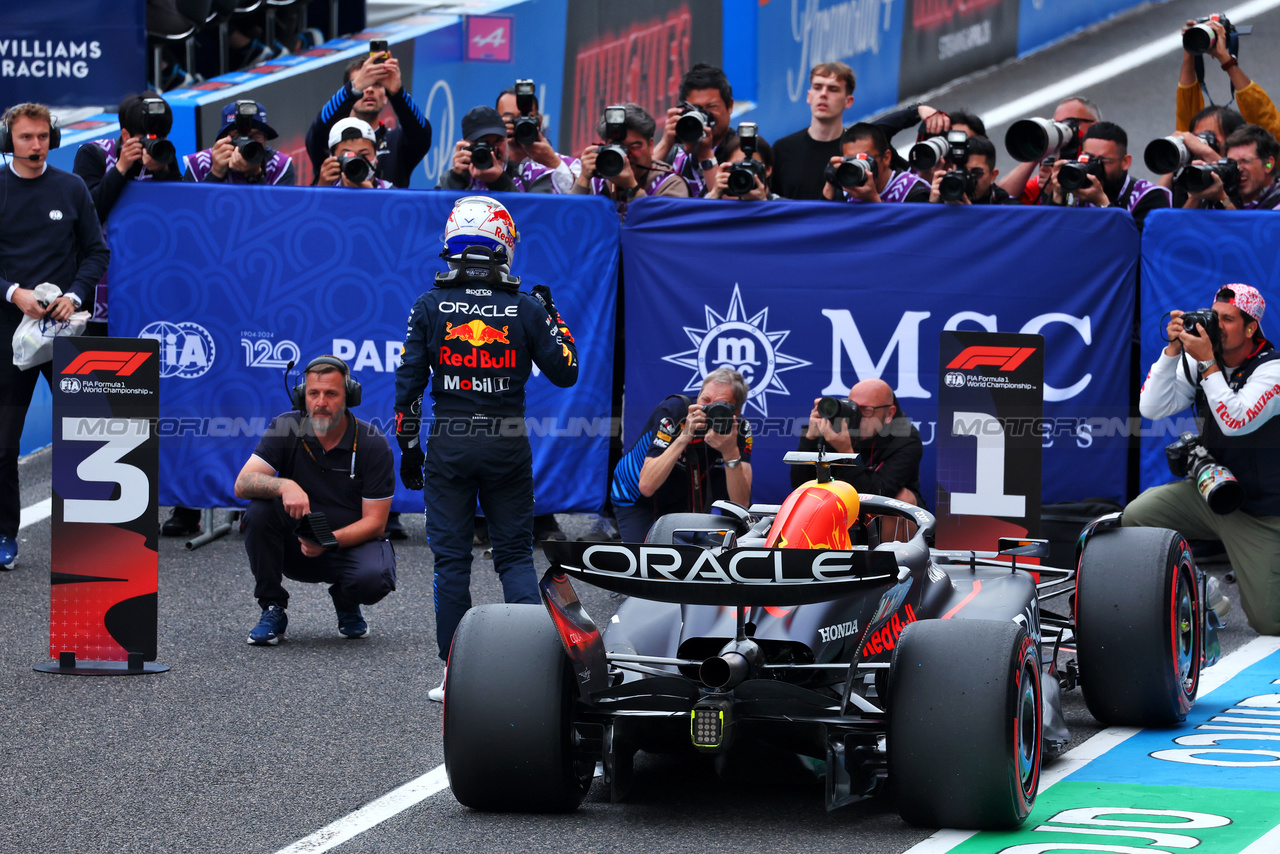 GP GIAPPONE, Max Verstappen (NLD) Red Bull Racing RB20 celebrates his pole position in qualifying parc ferme.

06.04.2024. Formula 1 World Championship, Rd 4, Japanese Grand Prix, Suzuka, Japan, Qualifiche Day.

 - www.xpbimages.com, EMail: requests@xpbimages.com © Copyright: Coates / XPB Images