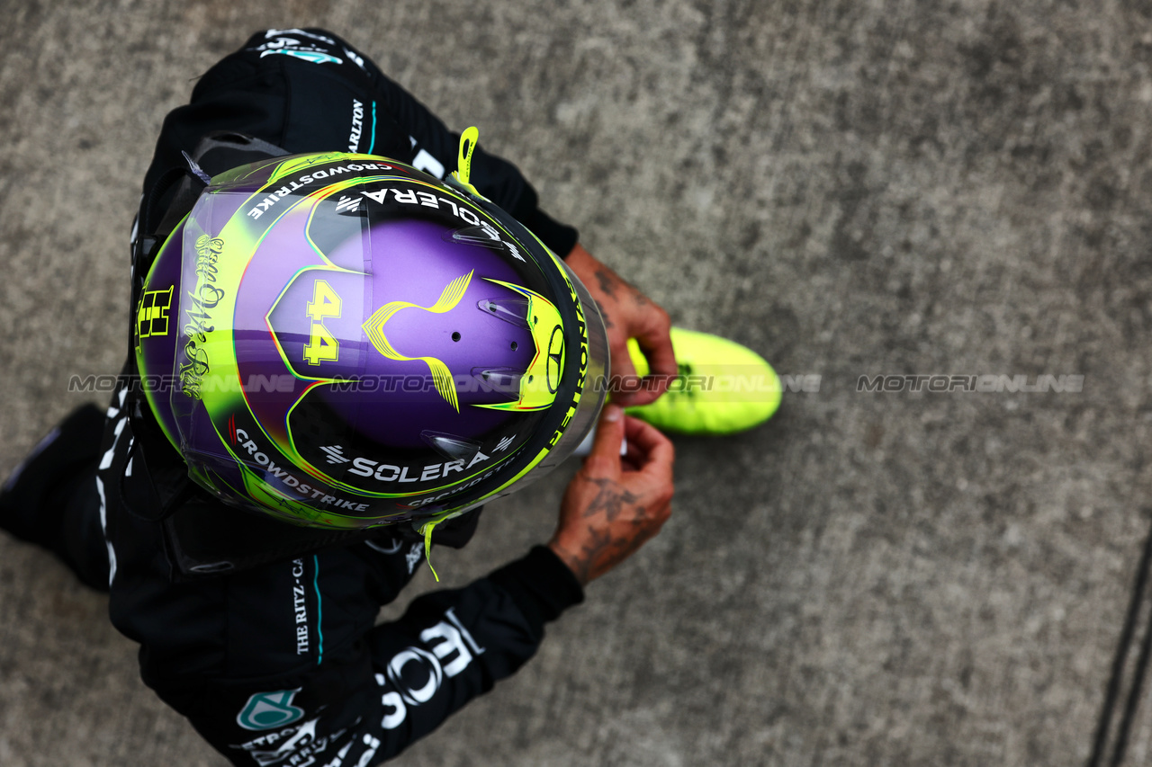 GP GIAPPONE, Lewis Hamilton (GBR) Mercedes AMG F1 in qualifying parc ferme.

06.04.2024. Formula 1 World Championship, Rd 4, Japanese Grand Prix, Suzuka, Japan, Qualifiche Day.

 - www.xpbimages.com, EMail: requests@xpbimages.com © Copyright: Coates / XPB Images