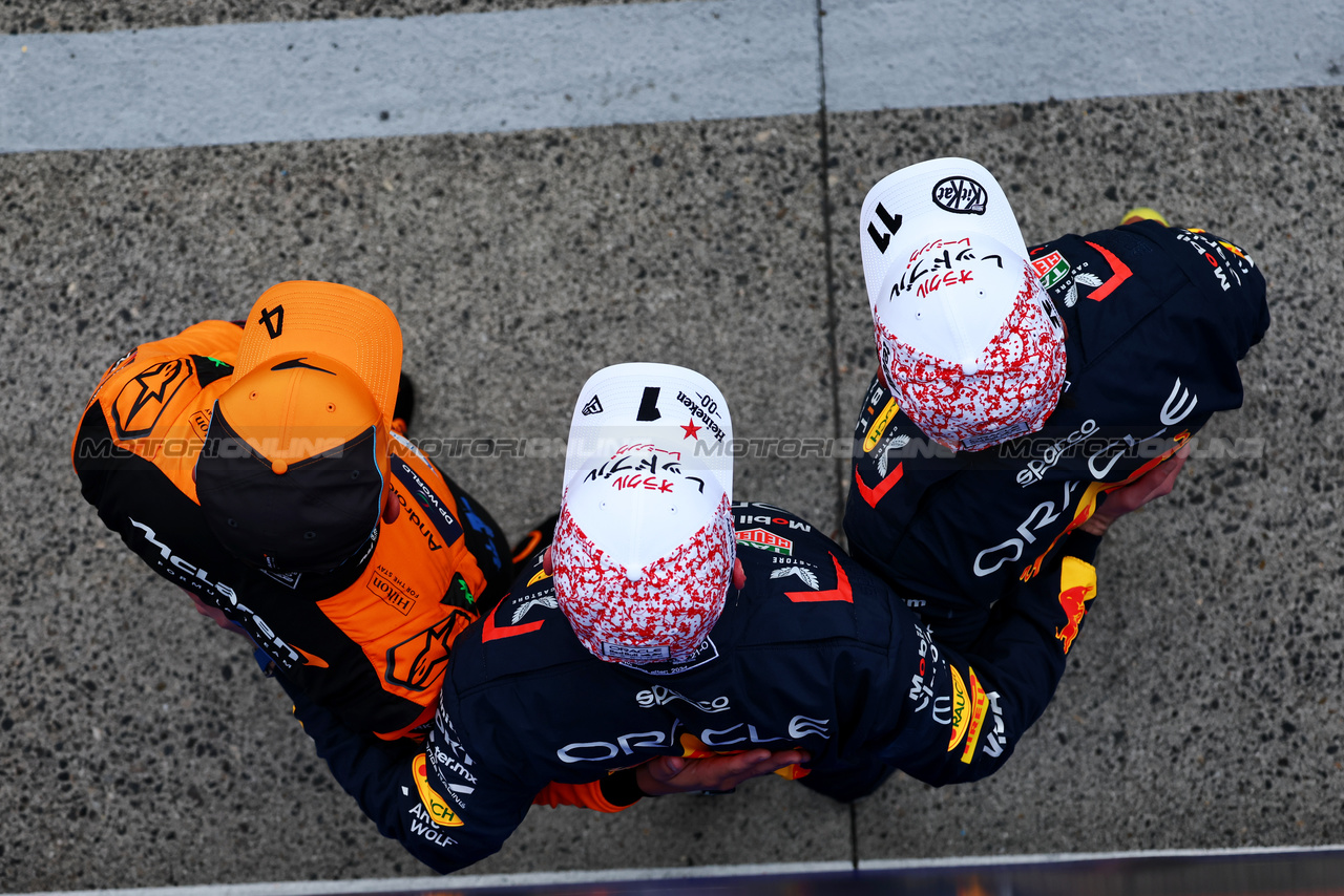 GP GIAPPONE, Qualifiche top three in parc ferme (L to R): Lando Norris (GBR) McLaren, third; Max Verstappen (NLD) Red Bull Racing, pole position; Sergio Perez (MEX) Red Bull Racing, second.

06.04.2024. Formula 1 World Championship, Rd 4, Japanese Grand Prix, Suzuka, Japan, Qualifiche Day.

 - www.xpbimages.com, EMail: requests@xpbimages.com © Copyright: Coates / XPB Images