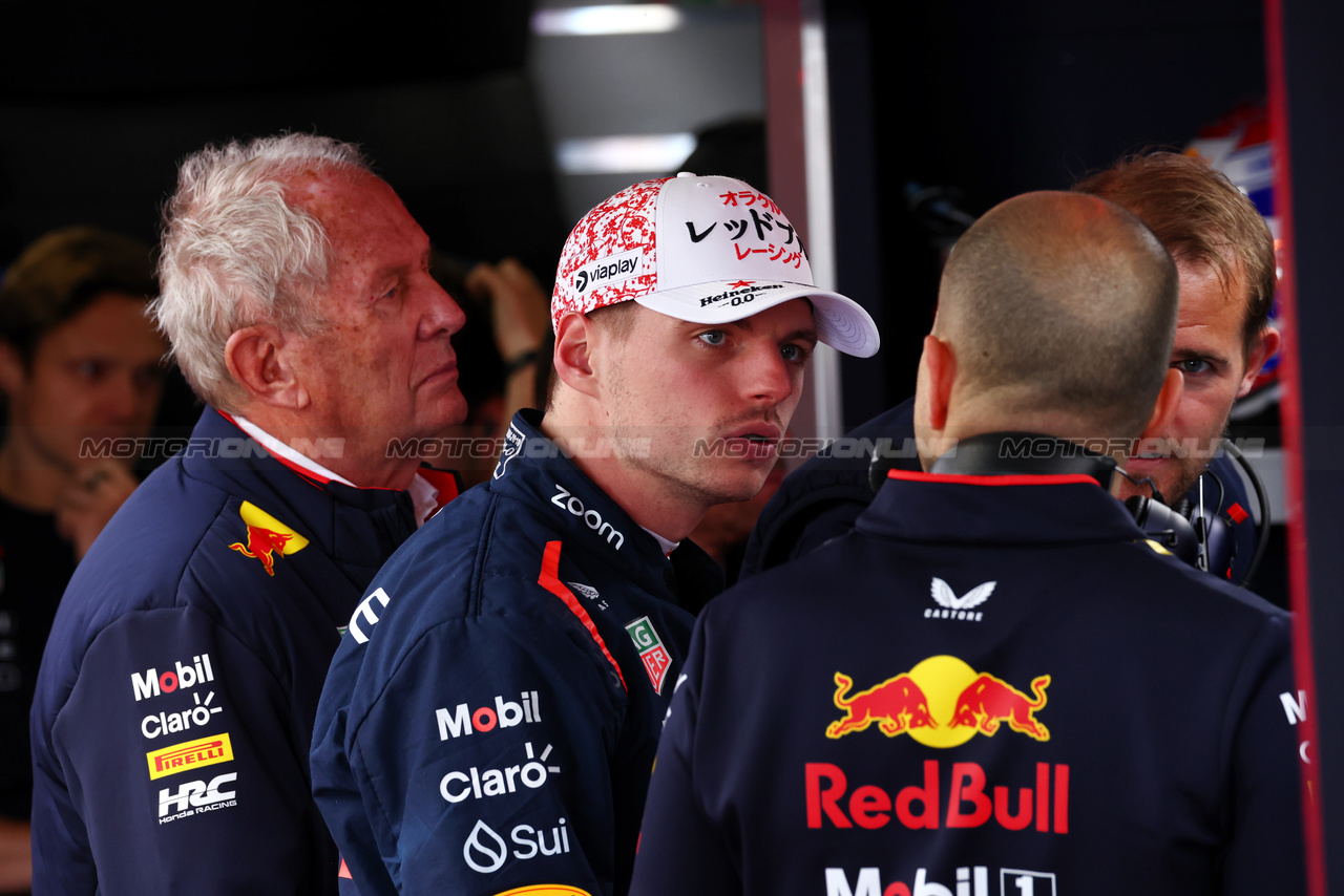 GP GIAPPONE, Max Verstappen (NLD) Red Bull Racing with Dr Helmut Marko (AUT) Red Bull Motorsport Consultant e Gianpiero Lambiase (ITA) Red Bull Racing Engineer.

06.04.2024. Formula 1 World Championship, Rd 4, Japanese Grand Prix, Suzuka, Japan, Qualifiche Day.

 - www.xpbimages.com, EMail: requests@xpbimages.com © Copyright: Coates / XPB Images