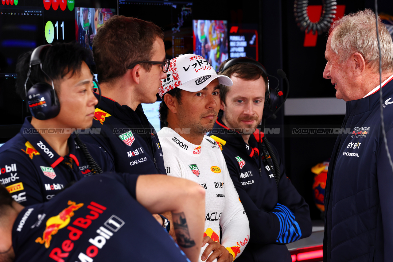 GP GIAPPONE, Sergio Perez (MEX) Red Bull Racing with Hugh Bird (GBR) Red Bull Racing Engineer e Dr Helmut Marko (AUT) Red Bull Motorsport Consultant.

06.04.2024. Formula 1 World Championship, Rd 4, Japanese Grand Prix, Suzuka, Japan, Qualifiche Day.

 - www.xpbimages.com, EMail: requests@xpbimages.com © Copyright: Coates / XPB Images