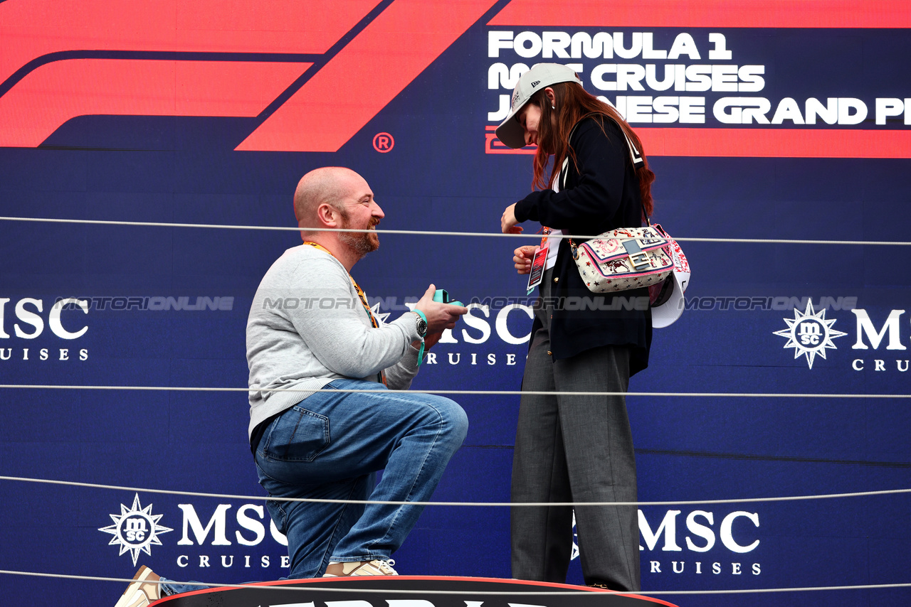 GP GIAPPONE, Circuit Atmosfera - marriage proposal on the podium.

06.04.2024. Formula 1 World Championship, Rd 4, Japanese Grand Prix, Suzuka, Japan, Qualifiche Day.

- www.xpbimages.com, EMail: requests@xpbimages.com © Copyright: Batchelor / XPB Images