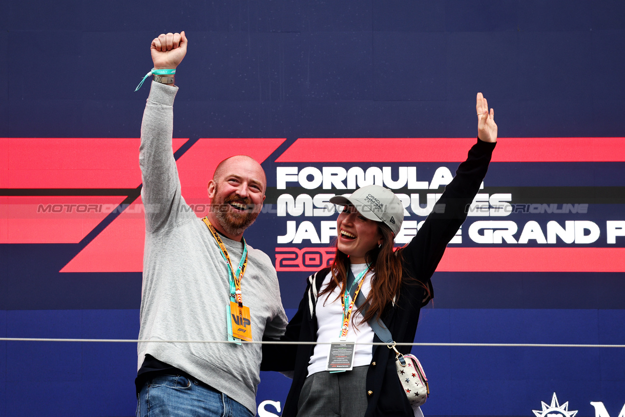 GP GIAPPONE, Circuit Atmosfera - marriage proposal on the podium.

06.04.2024. Formula 1 World Championship, Rd 4, Japanese Grand Prix, Suzuka, Japan, Qualifiche Day.

- www.xpbimages.com, EMail: requests@xpbimages.com © Copyright: Batchelor / XPB Images