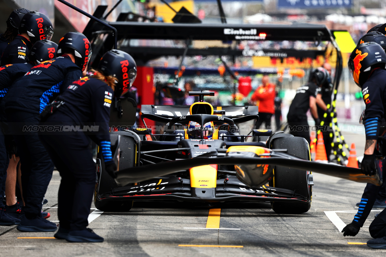 GP GIAPPONE, Max Verstappen (NLD) Red Bull Racing RB20 changes a front wing in the pits.

06.04.2024. Formula 1 World Championship, Rd 4, Japanese Grand Prix, Suzuka, Japan, Qualifiche Day.

- www.xpbimages.com, EMail: requests@xpbimages.com © Copyright: Batchelor / XPB Images