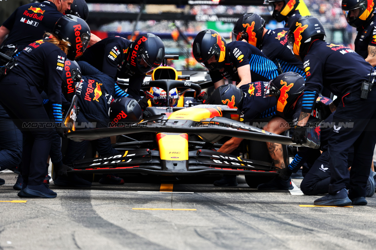GP GIAPPONE, Max Verstappen (NLD) Red Bull Racing RB20 changes a front wing in the pits.

06.04.2024. Formula 1 World Championship, Rd 4, Japanese Grand Prix, Suzuka, Japan, Qualifiche Day.

- www.xpbimages.com, EMail: requests@xpbimages.com © Copyright: Batchelor / XPB Images
