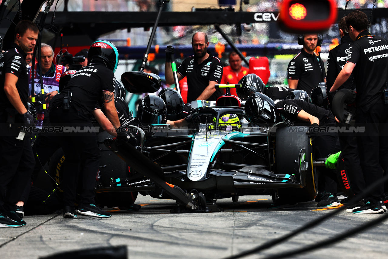 GP GIAPPONE, Lewis Hamilton (GBR) Mercedes AMG F1 W15 practices a pit stop.

06.04.2024. Formula 1 World Championship, Rd 4, Japanese Grand Prix, Suzuka, Japan, Qualifiche Day.

- www.xpbimages.com, EMail: requests@xpbimages.com © Copyright: Batchelor / XPB Images