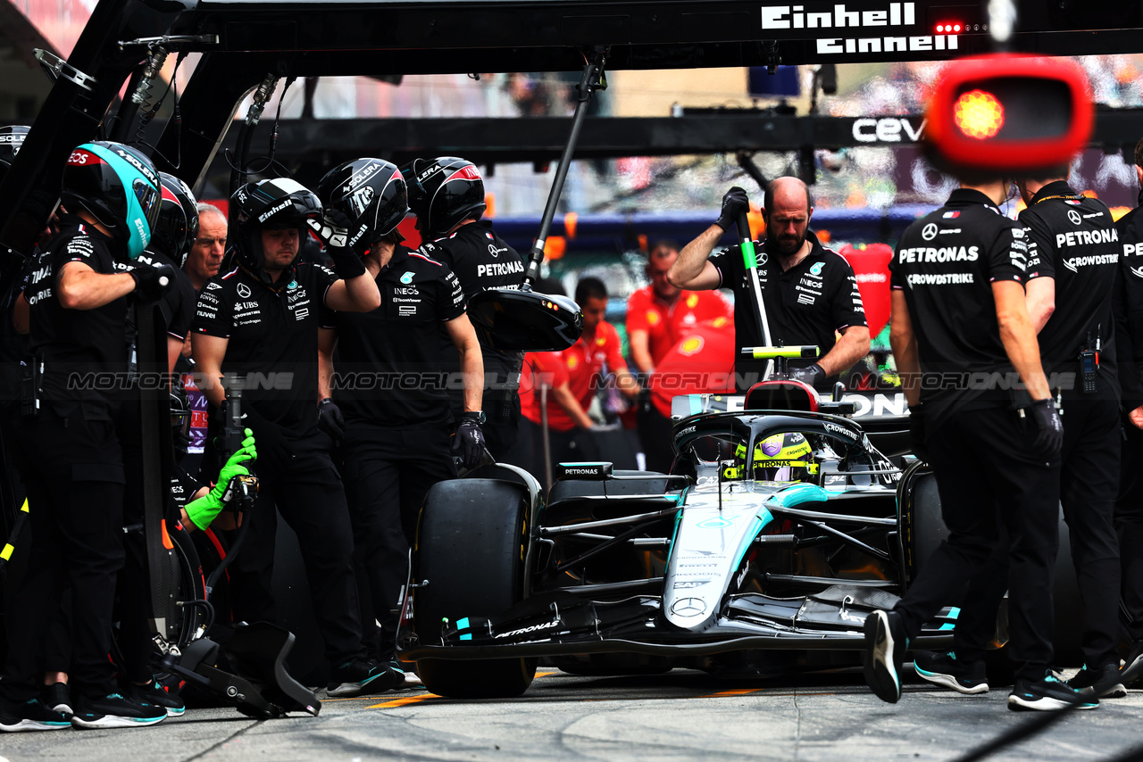 GP GIAPPONE, Lewis Hamilton (GBR) Mercedes AMG F1 W15 practices a pit stop.

06.04.2024. Formula 1 World Championship, Rd 4, Japanese Grand Prix, Suzuka, Japan, Qualifiche Day.

- www.xpbimages.com, EMail: requests@xpbimages.com © Copyright: Batchelor / XPB Images