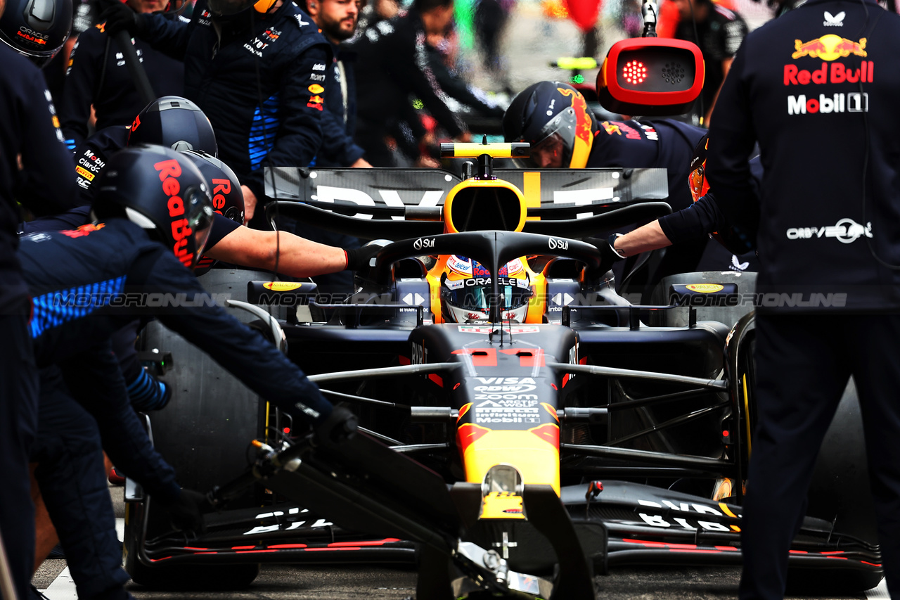 GP GIAPPONE, Sergio Perez (MEX) Red Bull Racing RB20 practices a pit stop.

06.04.2024. Formula 1 World Championship, Rd 4, Japanese Grand Prix, Suzuka, Japan, Qualifiche Day.

- www.xpbimages.com, EMail: requests@xpbimages.com © Copyright: Batchelor / XPB Images