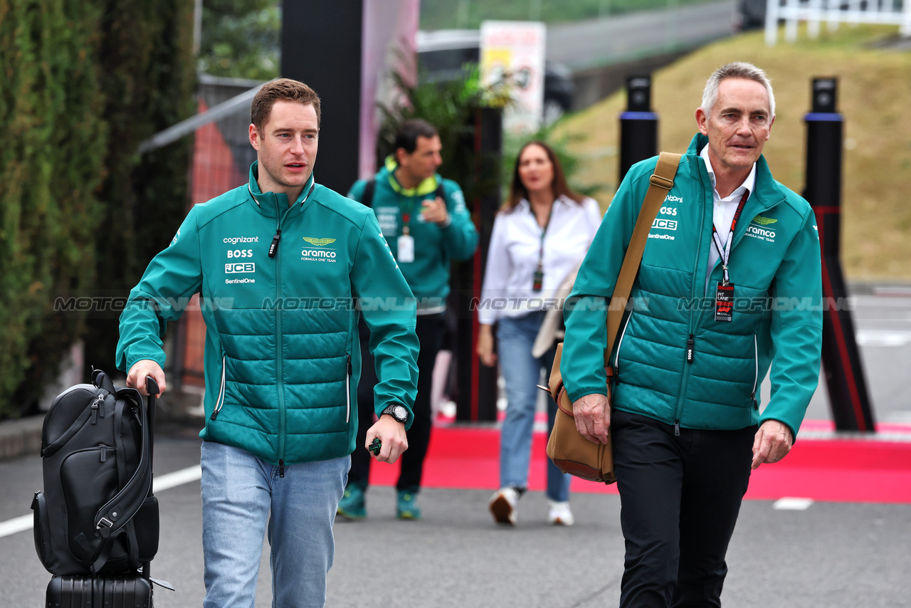 GP GIAPPONE, (L to R): Stoffel Vandoorne (BEL) Aston Martin F1 Team Test e Reserve Driver with Martin Whitmarsh (GBR) Aston Martin F1 Team Group Chief Executive Officer.

06.04.2024. Formula 1 World Championship, Rd 4, Japanese Grand Prix, Suzuka, Japan, Qualifiche Day.

- www.xpbimages.com, EMail: requests@xpbimages.com © Copyright: Moy / XPB Images