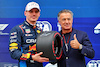 GP GIAPPONE, (L to R): Max Verstappen (NLD) Red Bull Racing receives the Pirelli Pole Position Award from Jean Alesi (FRA) in qualifying parc ferme.
06.04.2024. Formula 1 World Championship, Rd 4, Japanese Grand Prix, Suzuka, Japan, Qualifiche Day.
- www.xpbimages.com, EMail: requests@xpbimages.com © Copyright: Batchelor / XPB Images