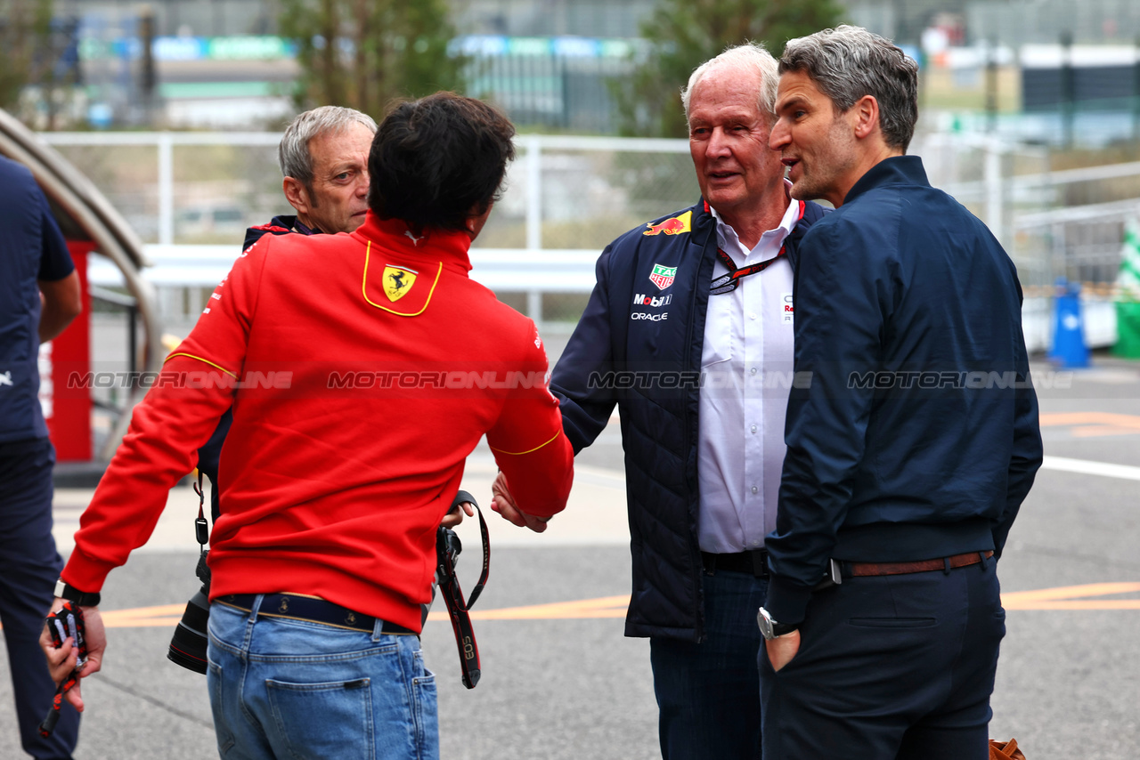 GP GIAPPONE, Carlos Sainz Jr (ESP) Ferrari (Left) with Dr Helmut Marko (AUT) Red Bull Motorsport Consultant (Centre).

05.04.2024. Formula 1 World Championship, Rd 4, Japanese Grand Prix, Suzuka, Japan, Practice Day.

 - www.xpbimages.com, EMail: requests@xpbimages.com © Copyright: Coates / XPB Images