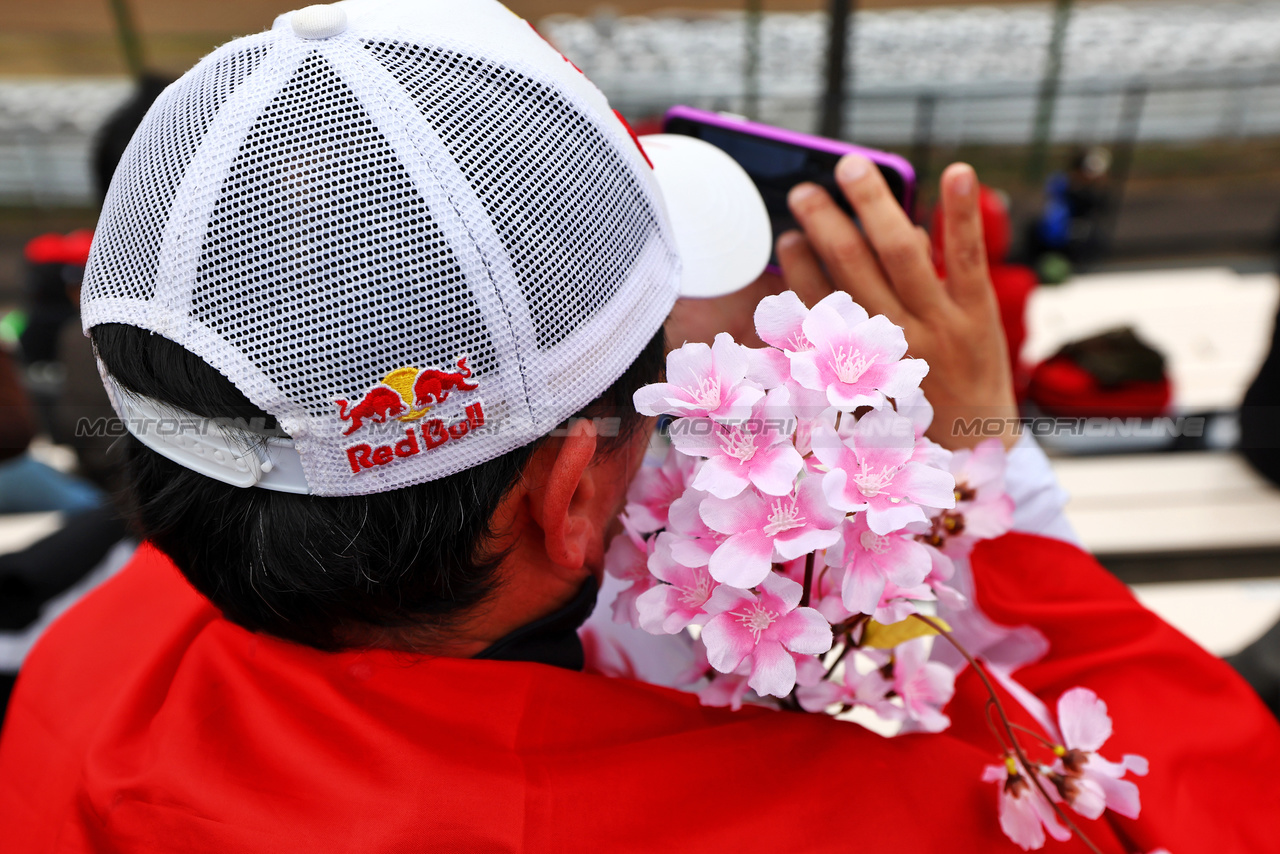 GP GIAPPONE, Circuit Atmosfera - fans watch the action.

05.04.2024. Formula 1 World Championship, Rd 4, Japanese Grand Prix, Suzuka, Japan, Practice Day.

 - www.xpbimages.com, EMail: requests@xpbimages.com © Copyright: Coates / XPB Images