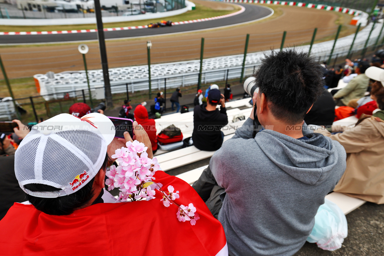 GP GIAPPONE, Circuit Atmosfera - fans watch the action.

05.04.2024. Formula 1 World Championship, Rd 4, Japanese Grand Prix, Suzuka, Japan, Practice Day.

 - www.xpbimages.com, EMail: requests@xpbimages.com © Copyright: Coates / XPB Images