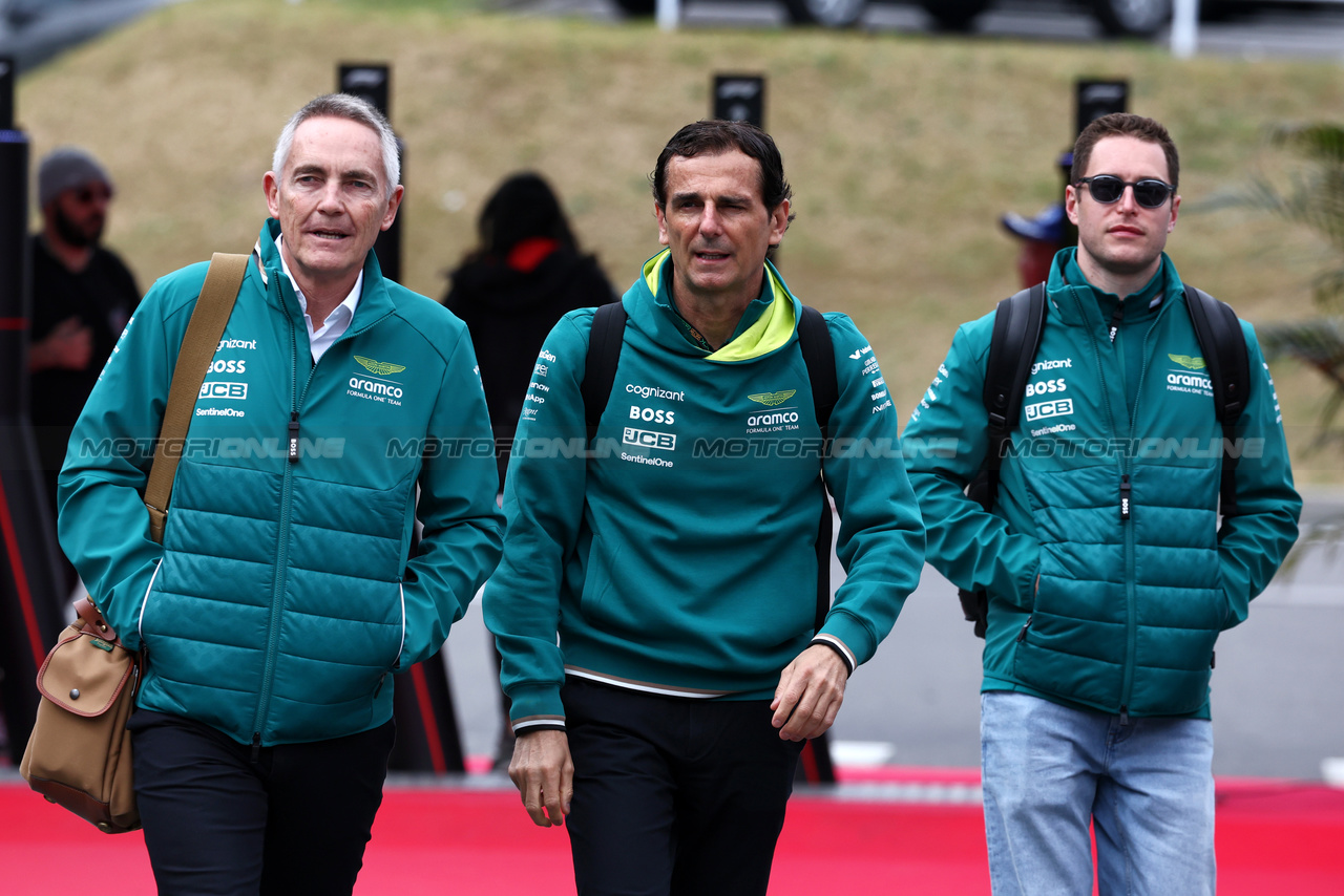 GP GIAPPONE, (L to R): Martin Whitmarsh (GBR) Aston Martin F1 Team Group Chief Executive Officer with Pedro De La Rosa (ESP) Aston Martin F1 Team, Team Ambassador e Stoffel Vandoorne (BEL) Aston Martin F1 Team Test e Reserve Driver.

05.04.2024. Formula 1 World Championship, Rd 4, Japanese Grand Prix, Suzuka, Japan, Practice Day.

- www.xpbimages.com, EMail: requests@xpbimages.com © Copyright: Moy / XPB Images