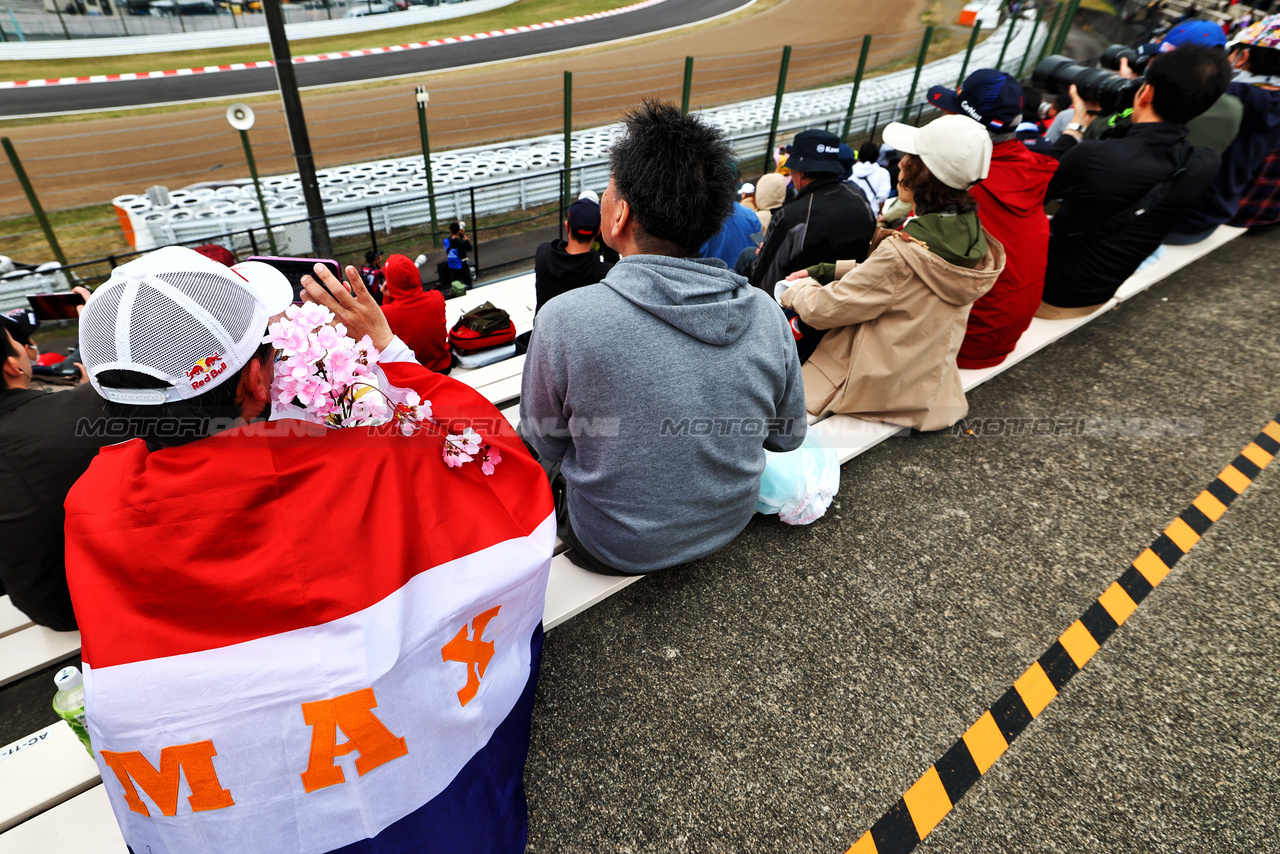 GP GIAPPONE, Circuit Atmosfera - Max Verstappen (NLD) Red Bull Racing fan.

05.04.2024. Formula 1 World Championship, Rd 4, Japanese Grand Prix, Suzuka, Japan, Practice Day.

 - www.xpbimages.com, EMail: requests@xpbimages.com © Copyright: Coates / XPB Images