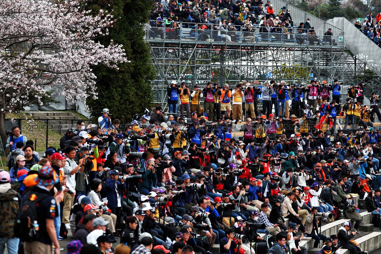 GP GIAPPONE, Circuit Atmosfera - fans e photographers.

05.04.2024. Formula 1 World Championship, Rd 4, Japanese Grand Prix, Suzuka, Japan, Practice Day.

 - www.xpbimages.com, EMail: requests@xpbimages.com © Copyright: Coates / XPB Images