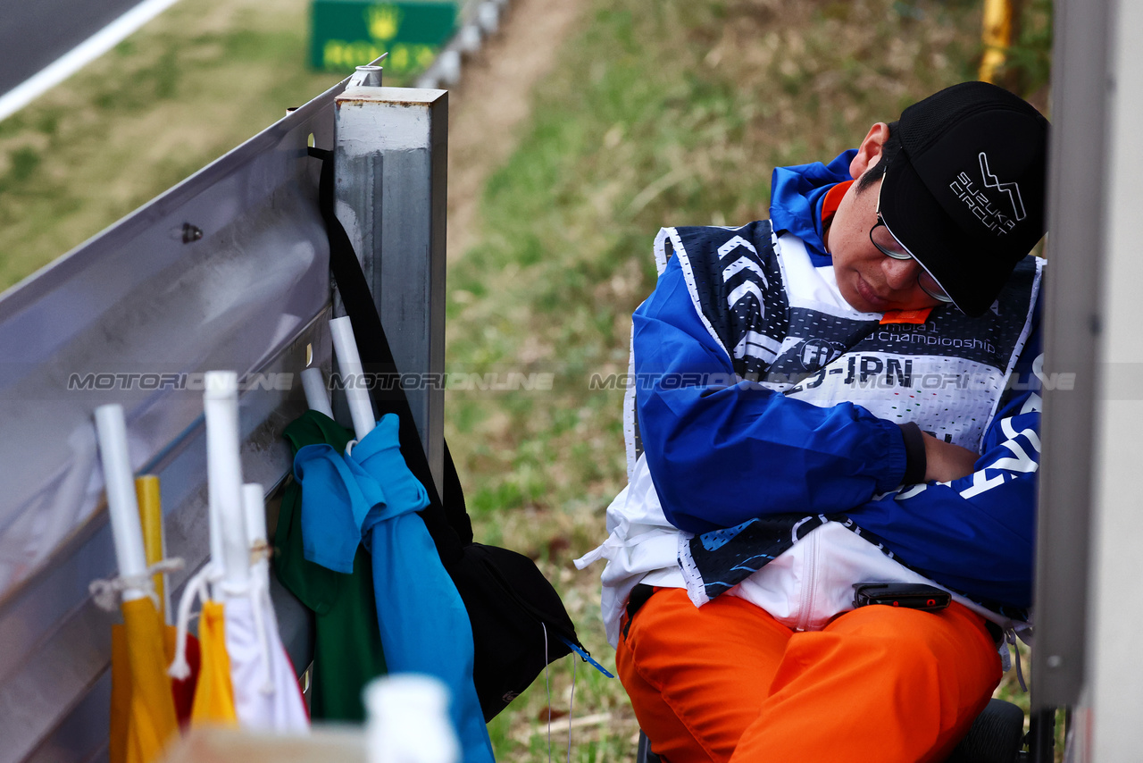 GP GIAPPONE, Circuit Atmosfera - a marshal takes a nap before the partenza of the session.

05.04.2024. Formula 1 World Championship, Rd 4, Japanese Grand Prix, Suzuka, Japan, Practice Day.

 - www.xpbimages.com, EMail: requests@xpbimages.com © Copyright: Coates / XPB Images