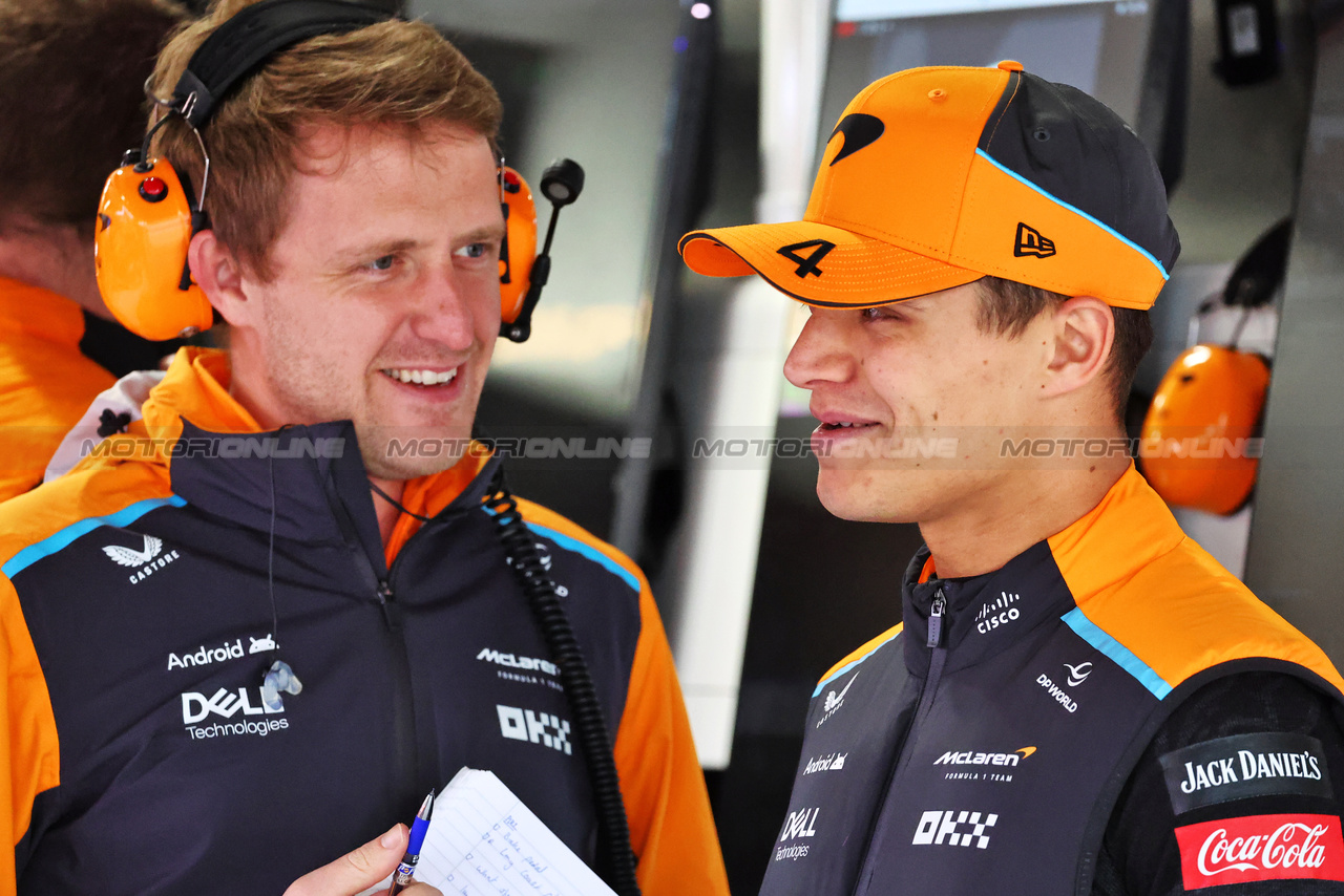 GP GIAPPONE, (L to R): Andrew Jarvis (GBR) McLaren Performance Engineer with Lando Norris (GBR) McLaren.

05.04.2024. Formula 1 World Championship, Rd 4, Japanese Grand Prix, Suzuka, Japan, Practice Day.

- www.xpbimages.com, EMail: requests@xpbimages.com © Copyright: Batchelor / XPB Images